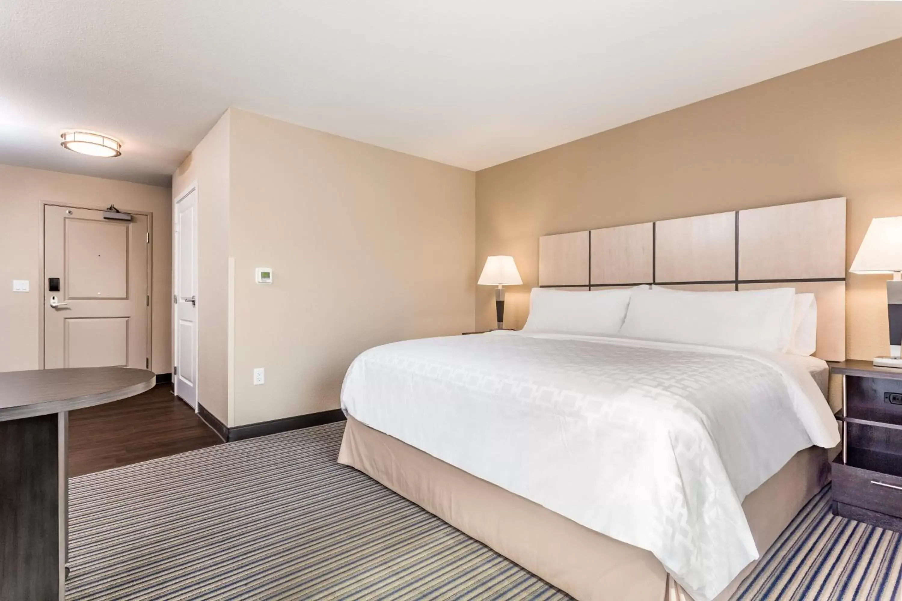 Bedroom, Bed in Candlewood Suites Eau Claire I-94, an IHG Hotel