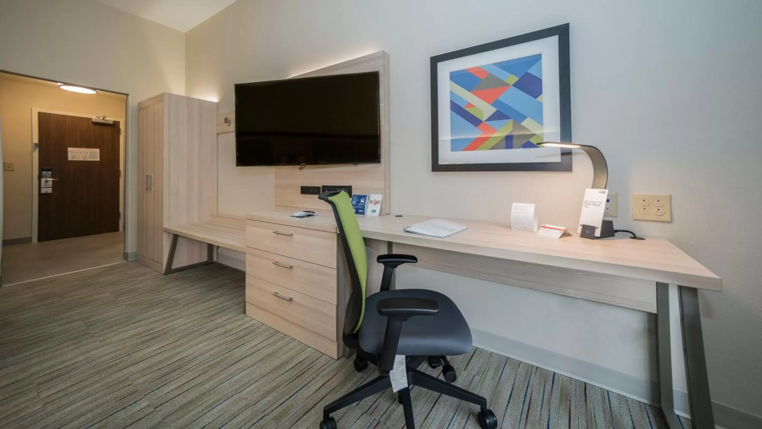 Photo of the whole room, TV/Entertainment Center in Holiday Inn Express & Suites - Southaven Central - Memphis, an IHG Hotel