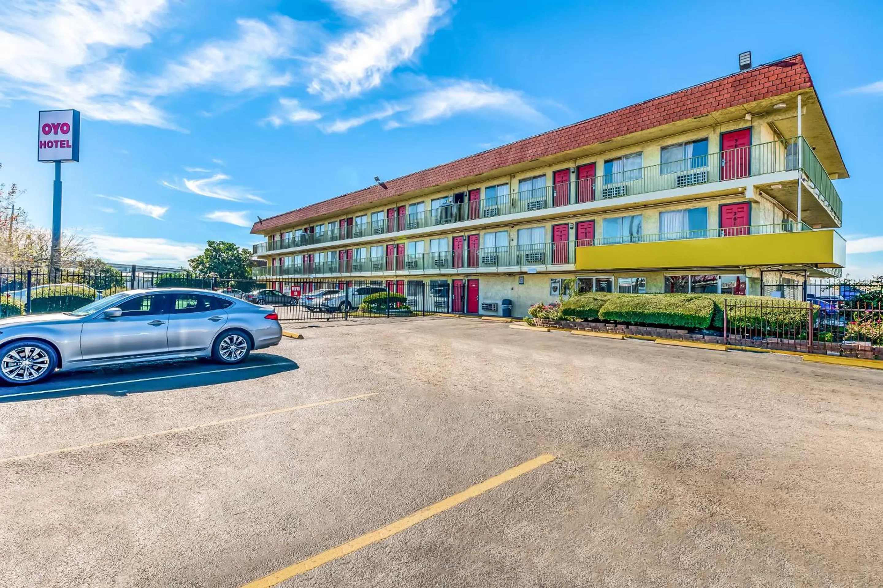 Facade/entrance in OYO Hotel Houston Southwest I-69