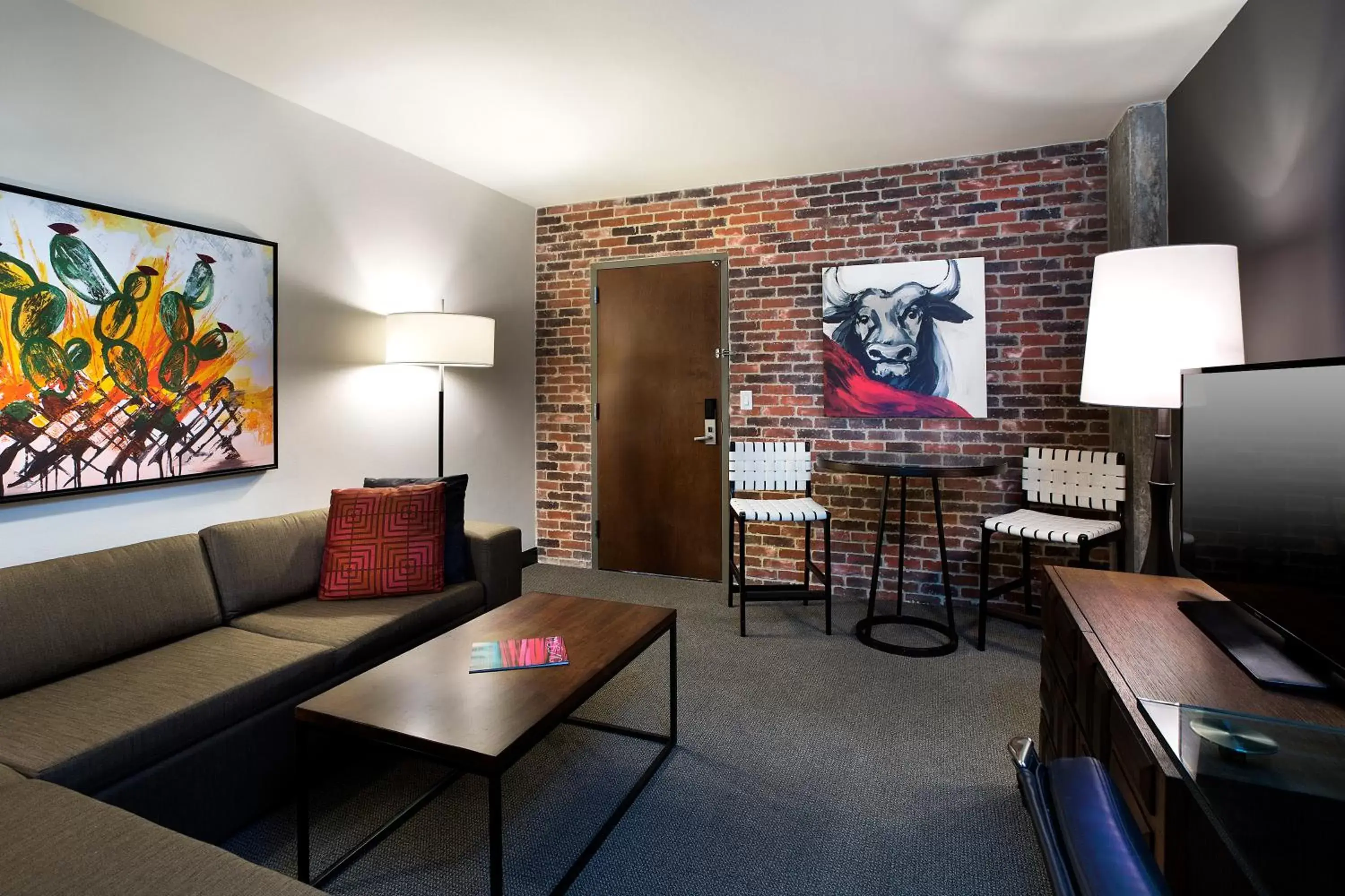 Communal lounge/ TV room in Hotel Contessa -Suites on the Riverwalk