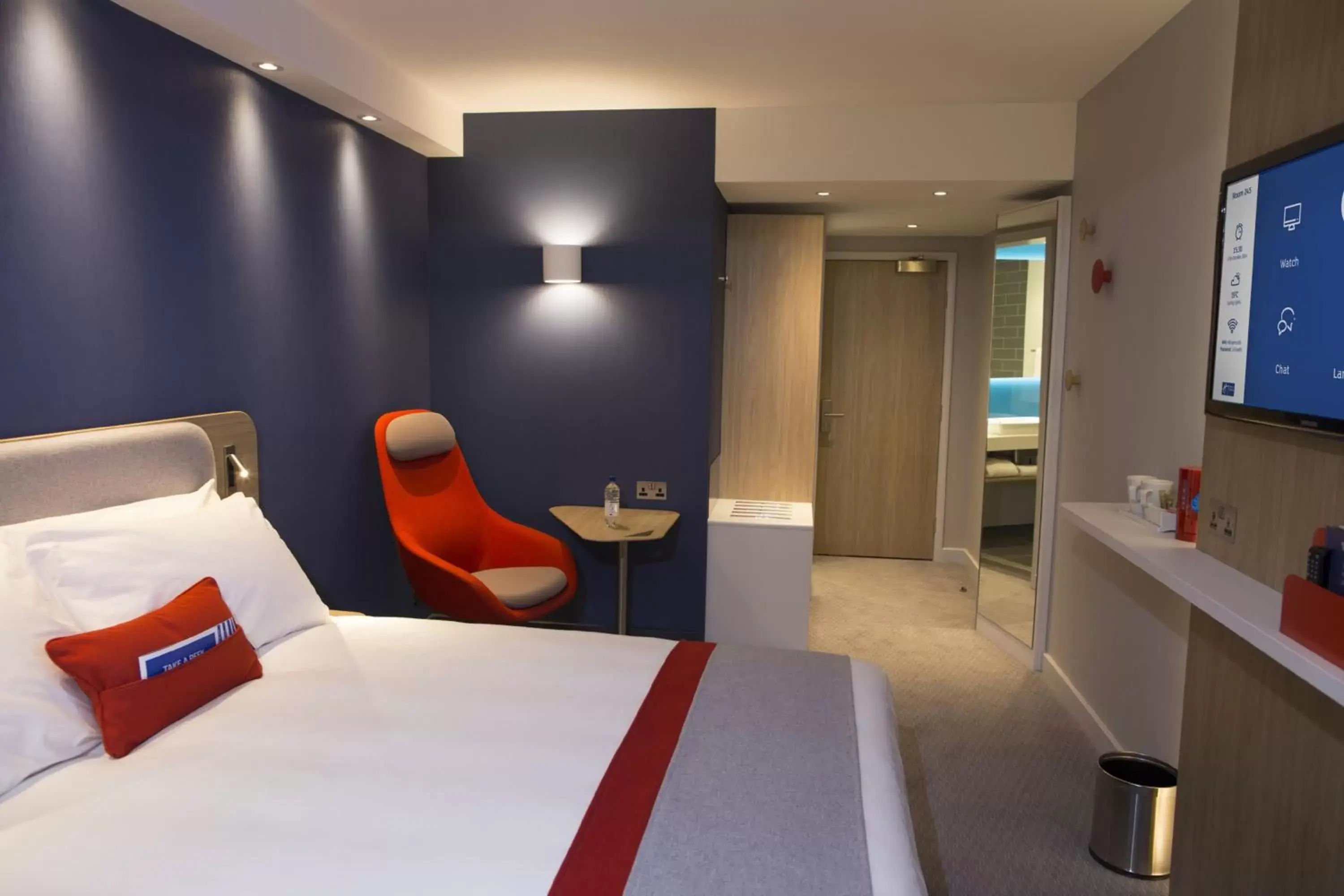 Photo of the whole room, Bed in Holiday Inn Express - Bordeaux - Lormont, an IHG Hotel