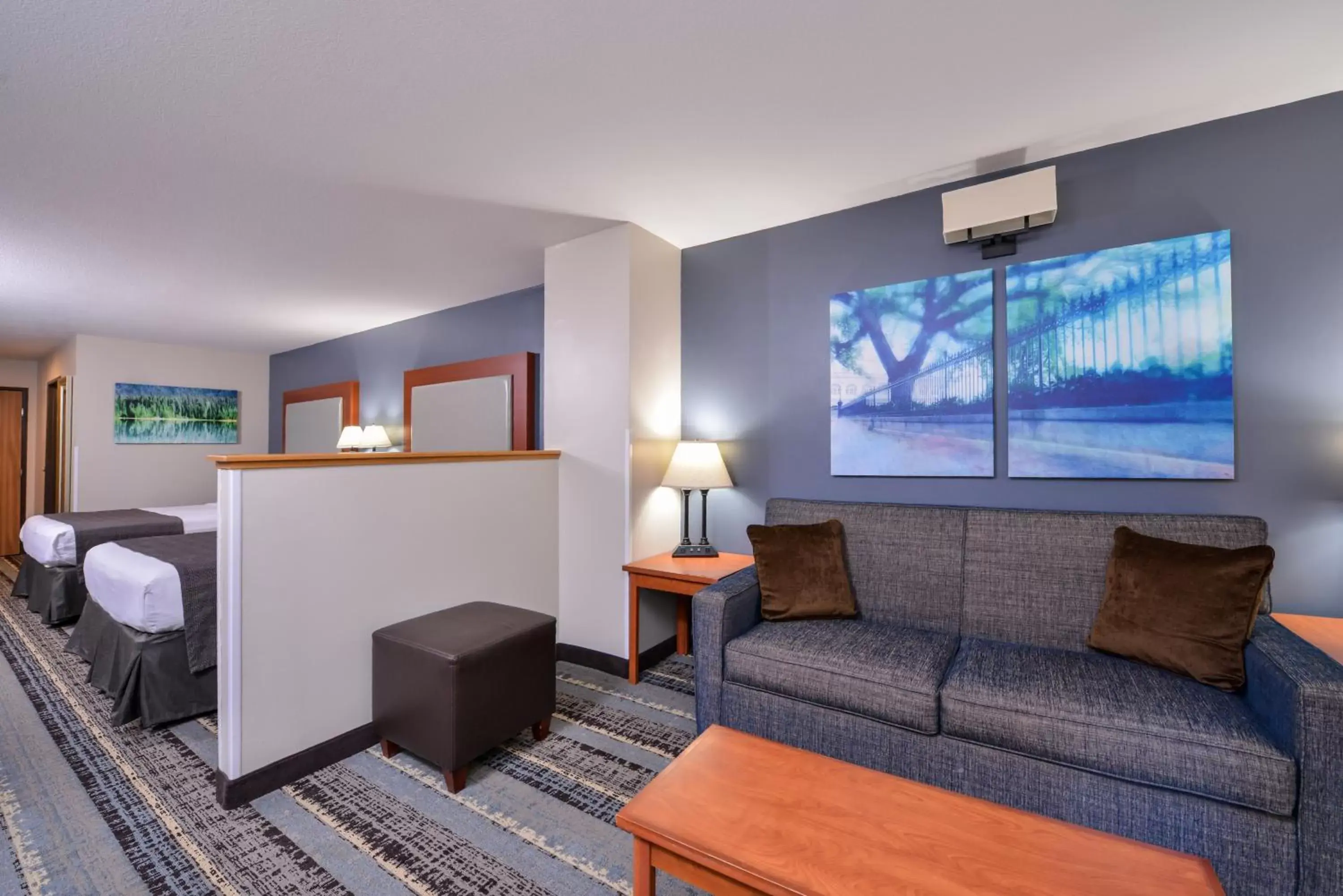 Photo of the whole room, Seating Area in Best Western Newberg Inn