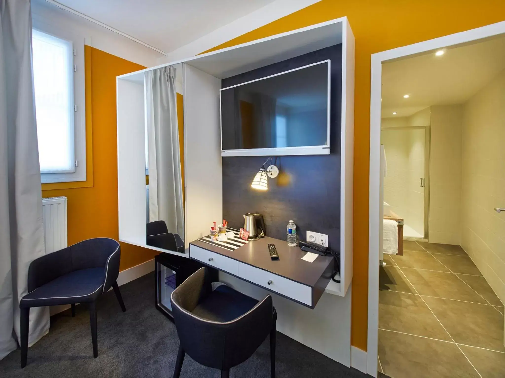 Shower, Seating Area in Hotel Mercure Brest Centre Les Voyageurs