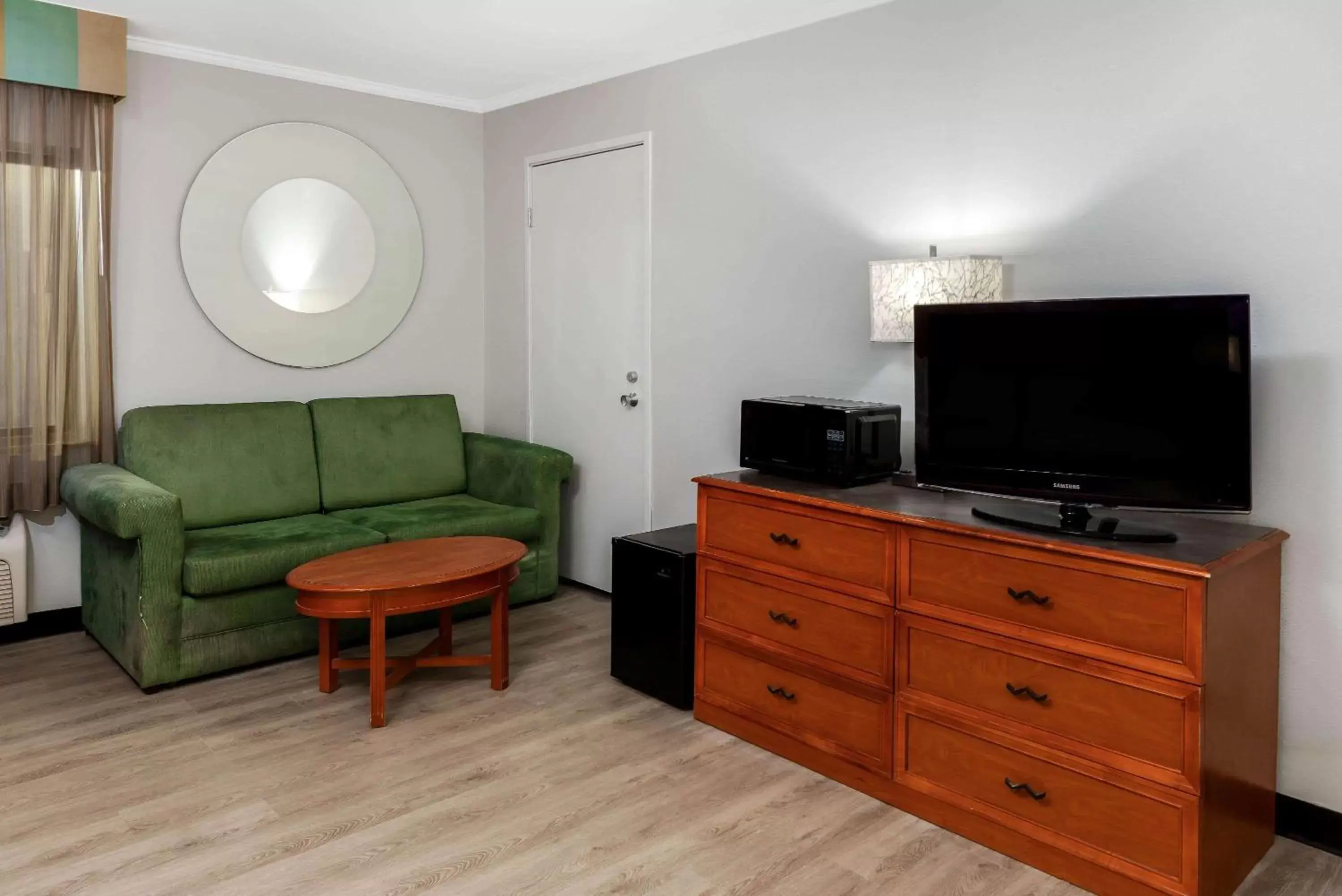 Photo of the whole room, TV/Entertainment Center in La Quinta Inn Birmingham - Inverness