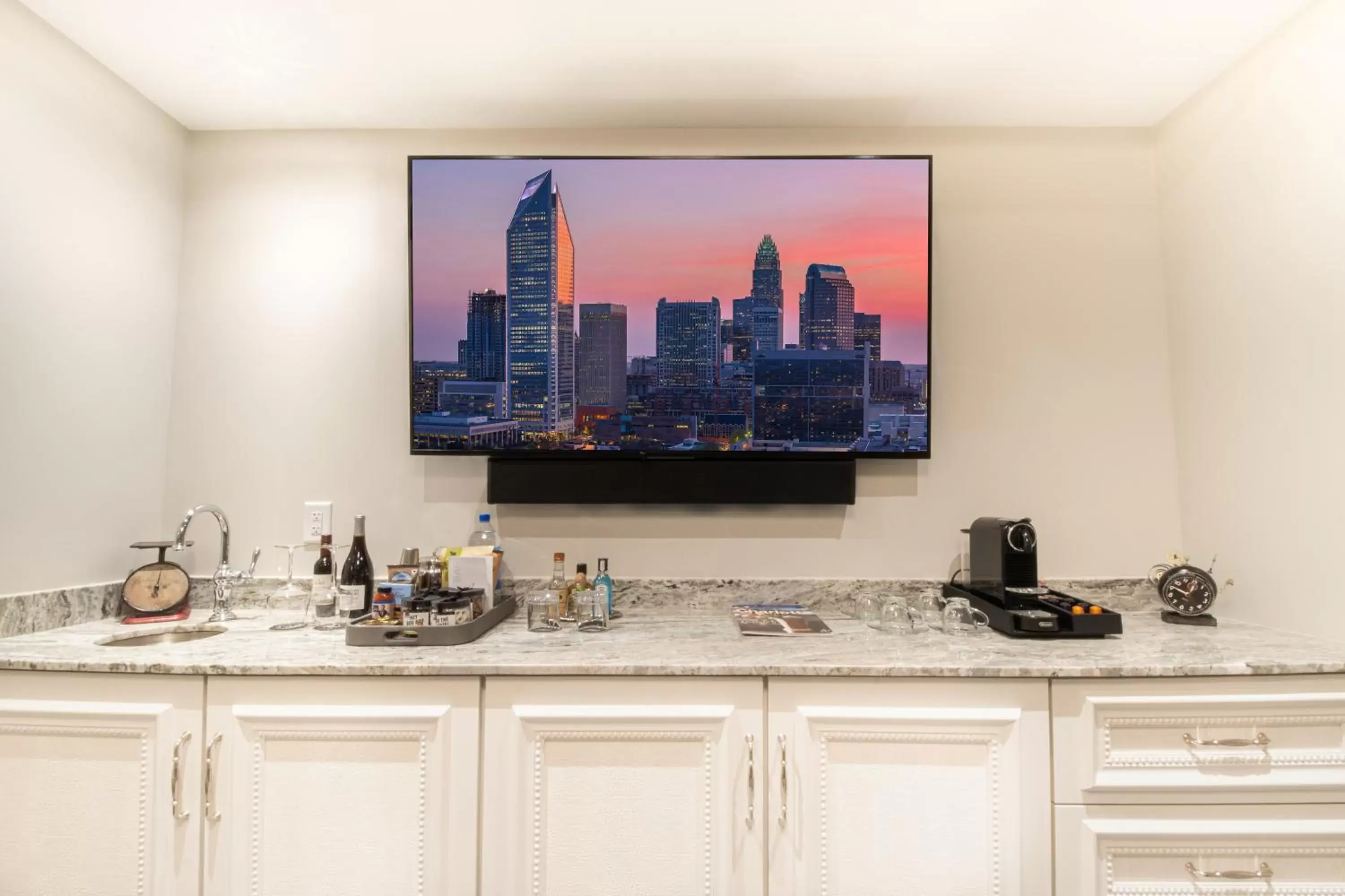 oven, TV/Entertainment Center in The Ivey's Hotel