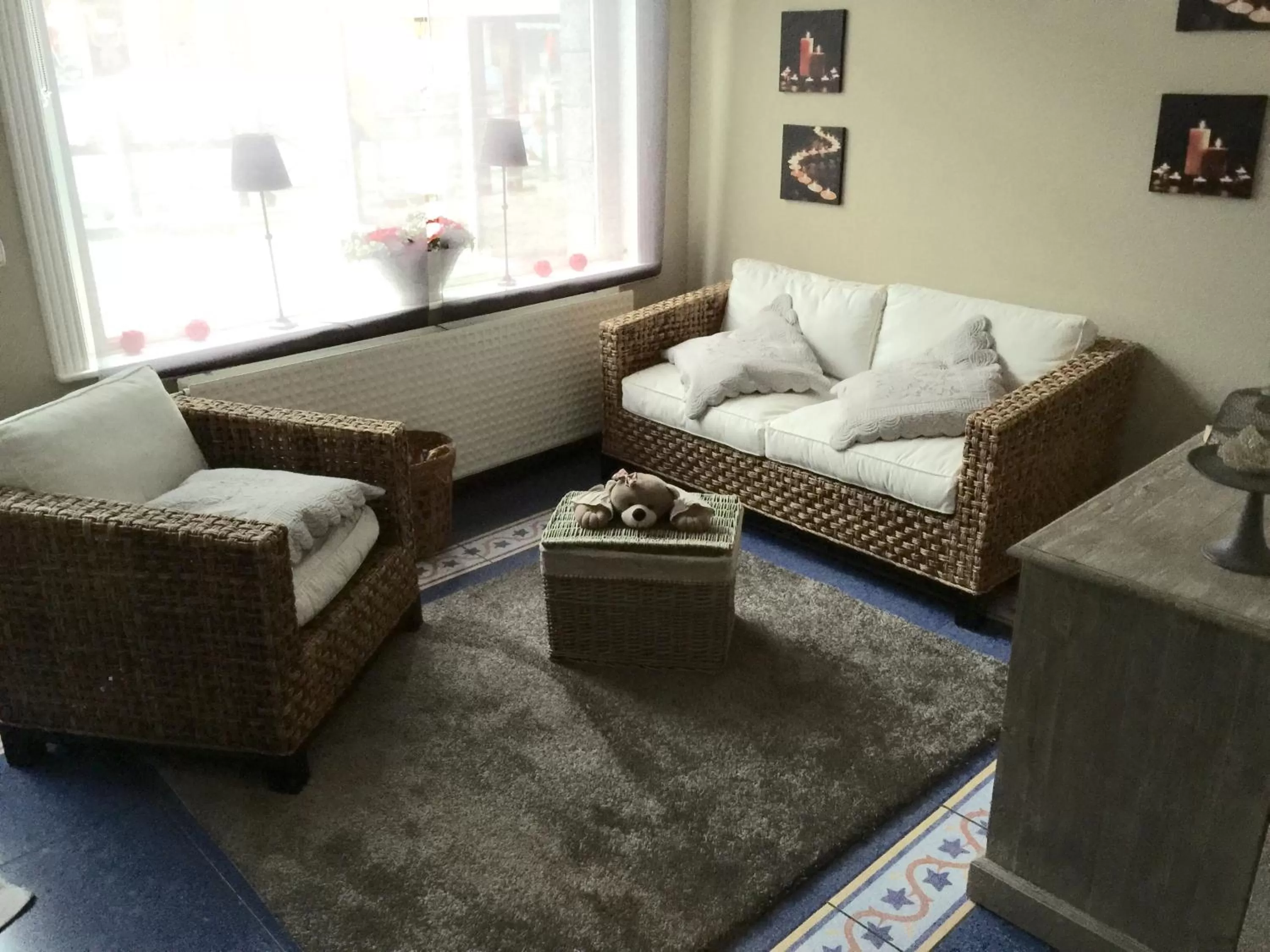 Seating area in MARGOT'L