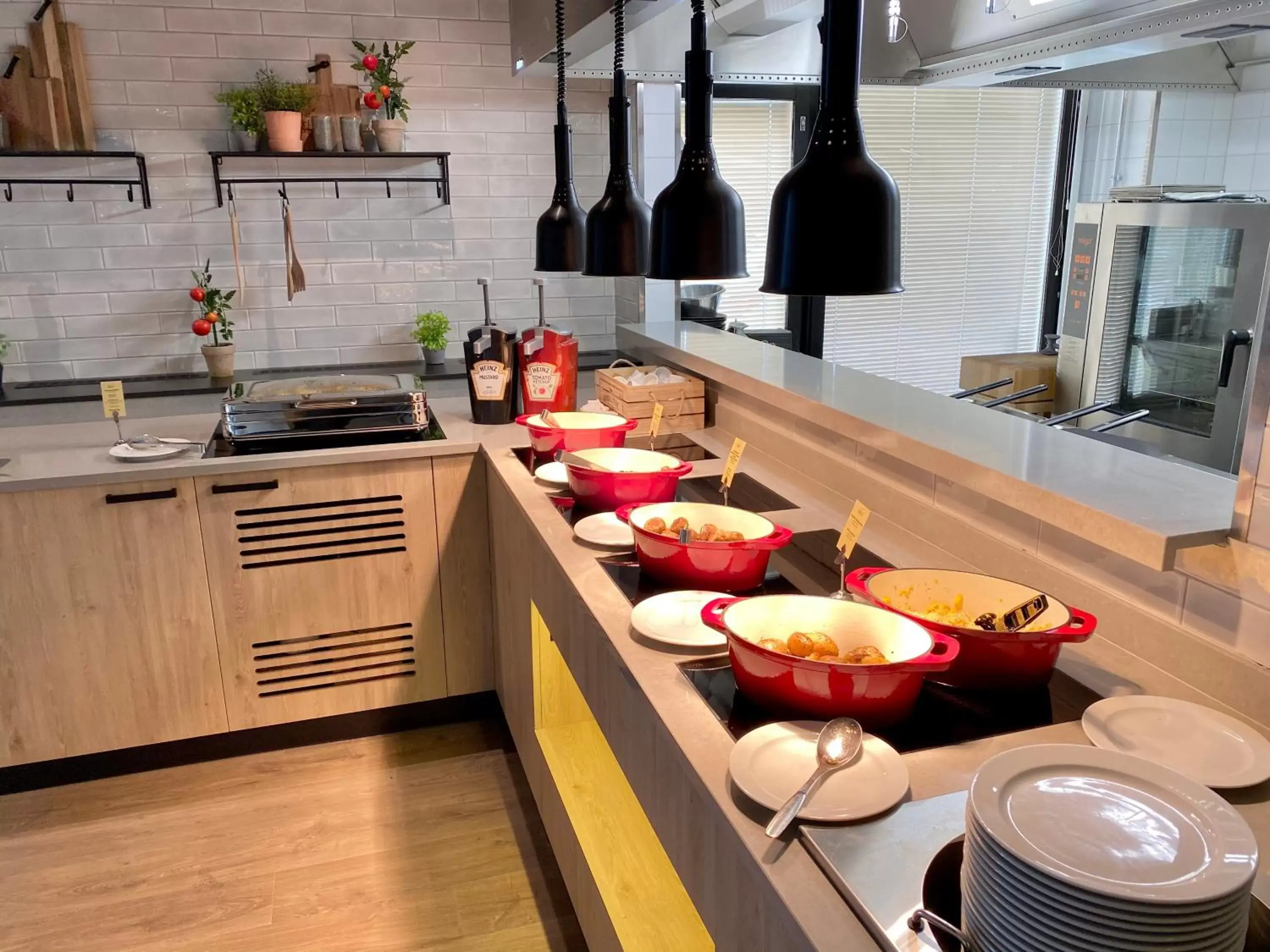 Buffet breakfast, Kitchen/Kitchenette in Skyline Airport Hotel