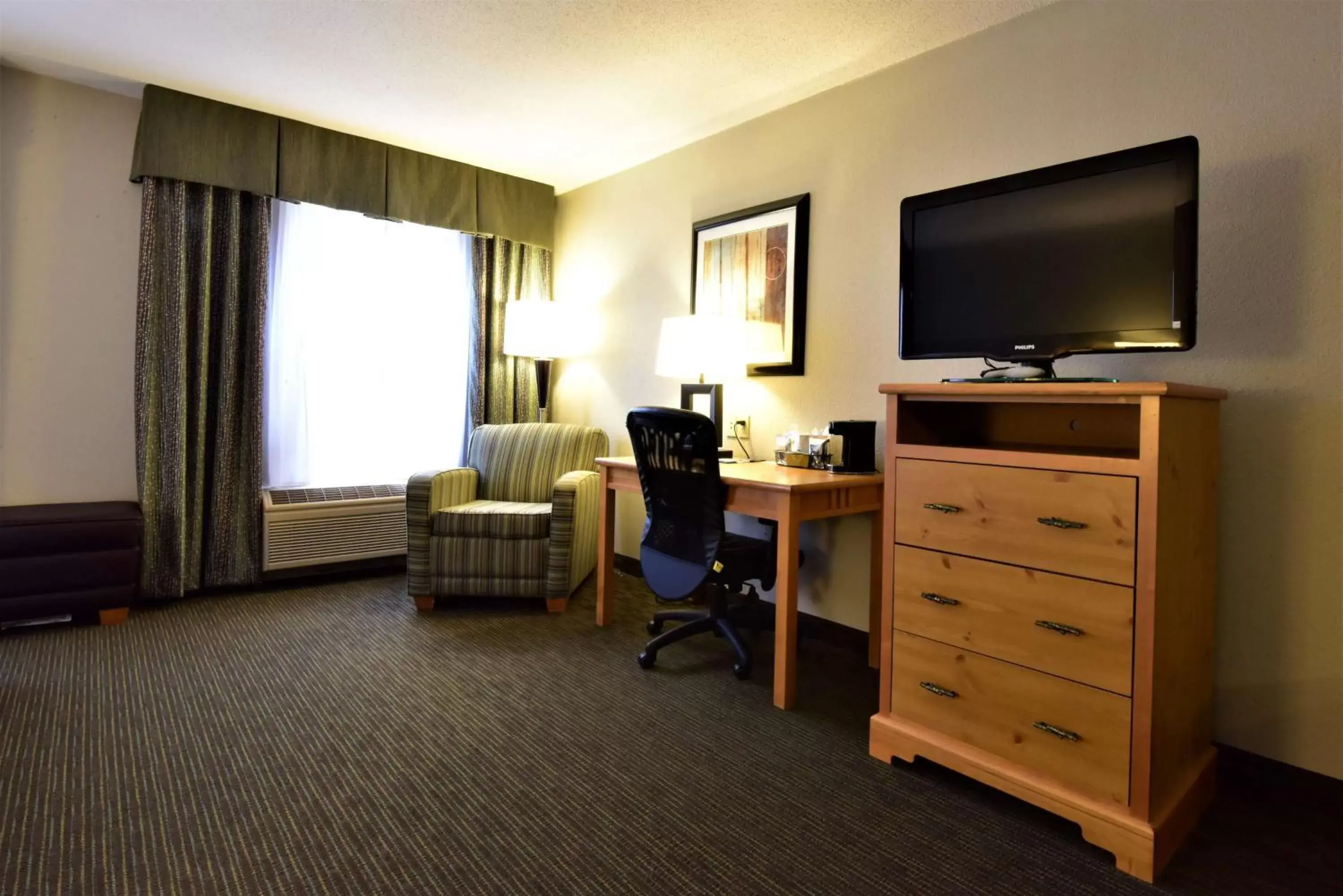 Bedroom, TV/Entertainment Center in Hampton Inn & Suites Petoskey