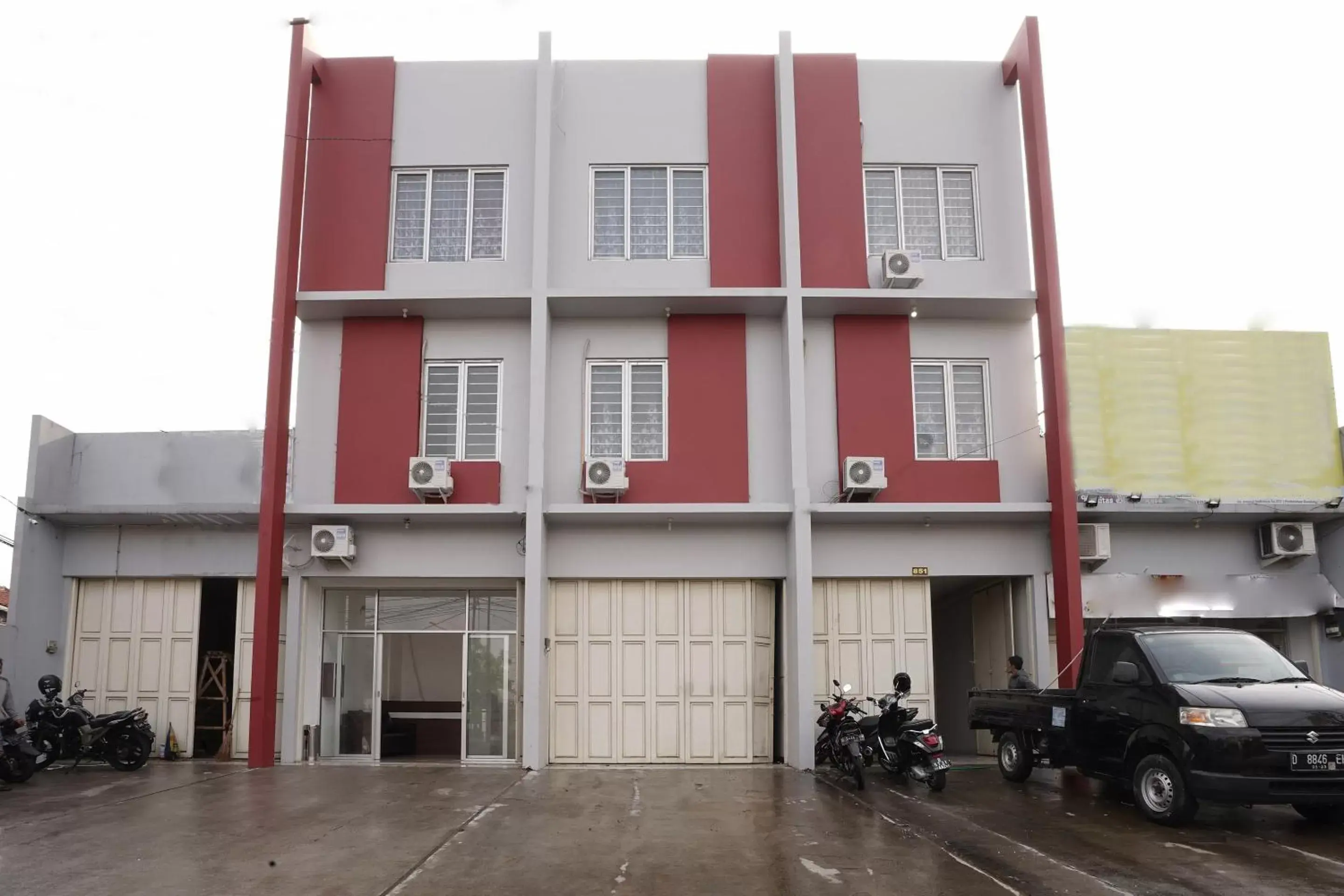 Facade/entrance, Property Building in OYO 2183 Cibeureum Residence