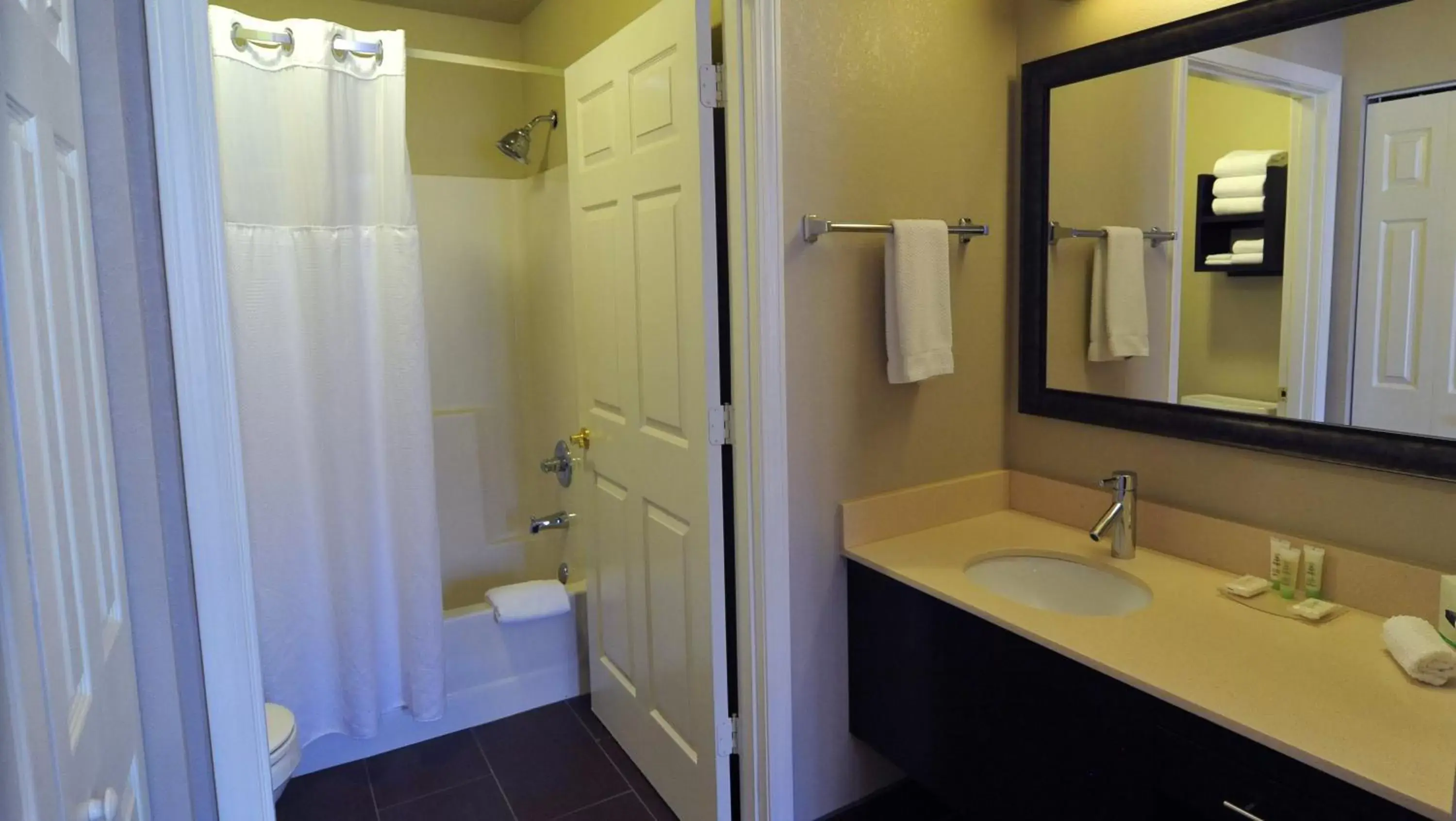 Bedroom, Bathroom in Staybridge Suites Chicago-Oakbrook Terrace, an IHG Hotel