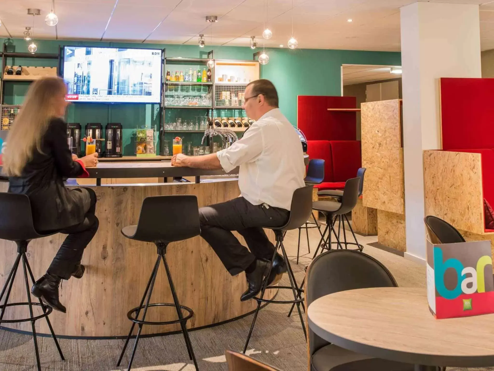 Lounge or bar in ibis Styles Tours Sud