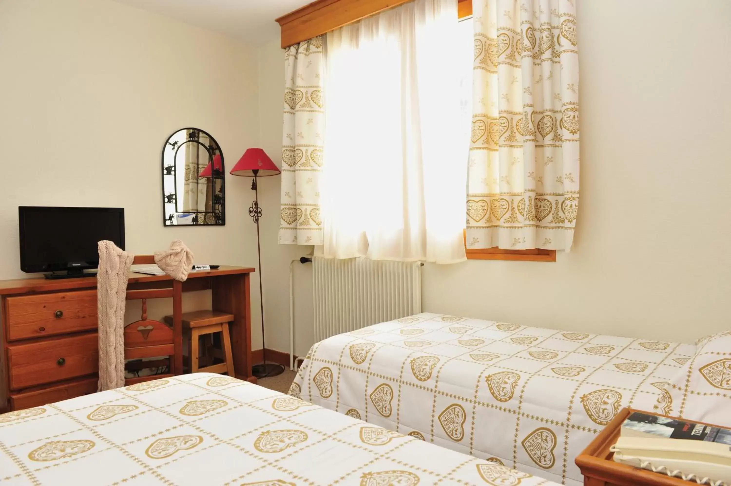 Bedroom, Bed in Hôtel Vacances Bleues Les Chalets du Prariand