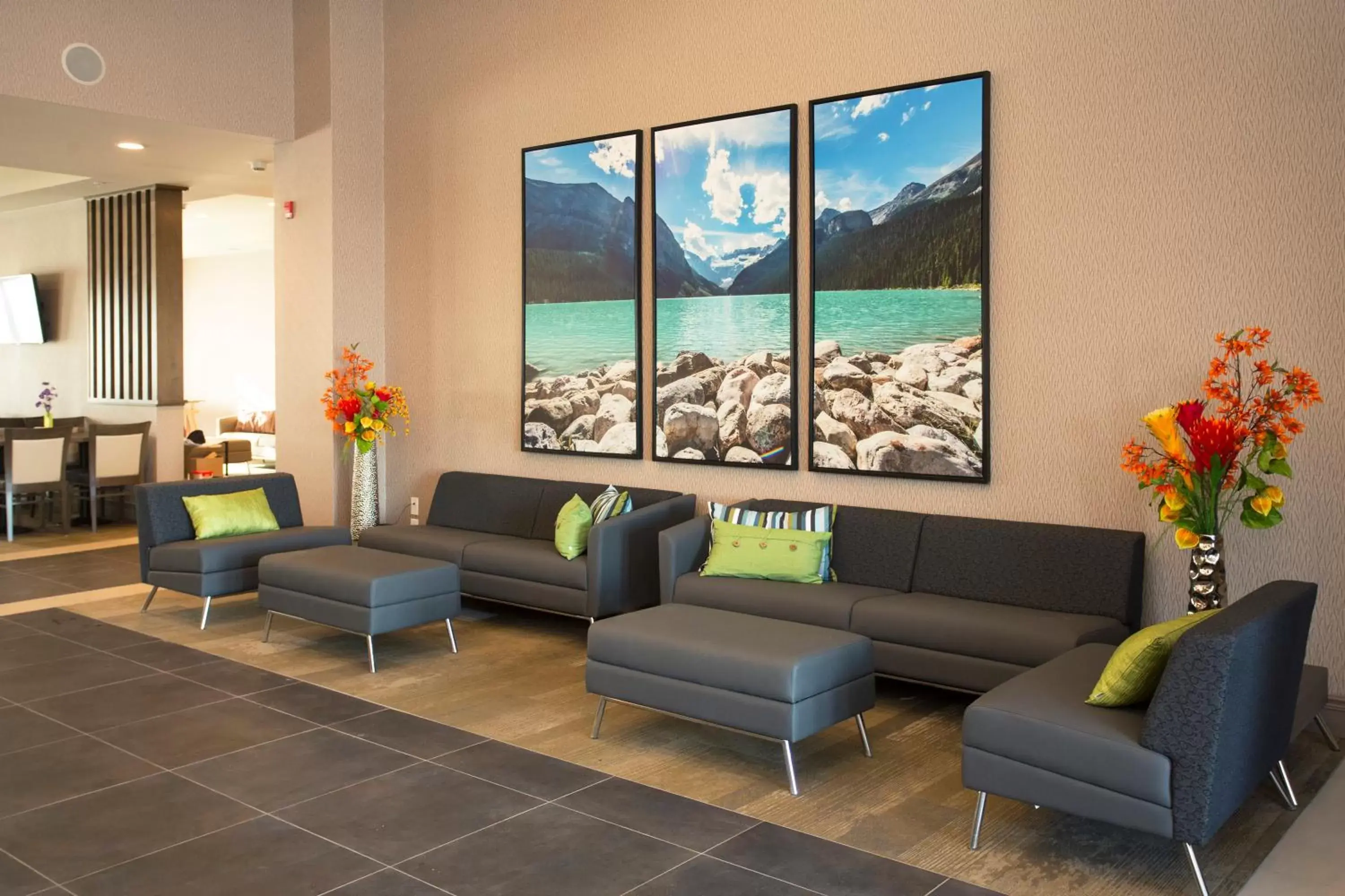 Communal lounge/ TV room, Seating Area in Wingate by Wyndham Calgary Airport