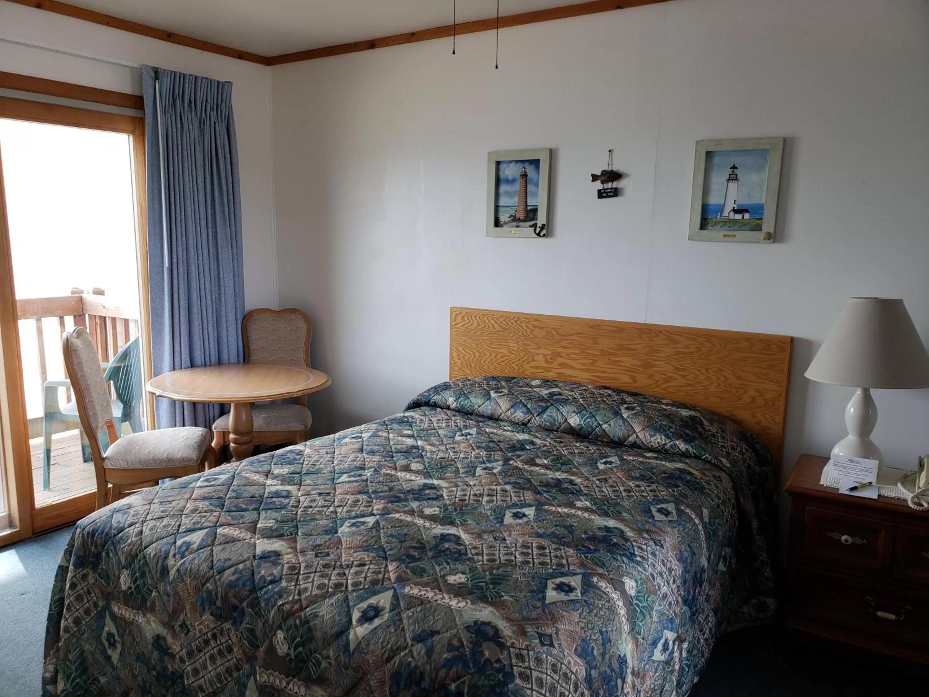 Bed in Algoma Beach Motel