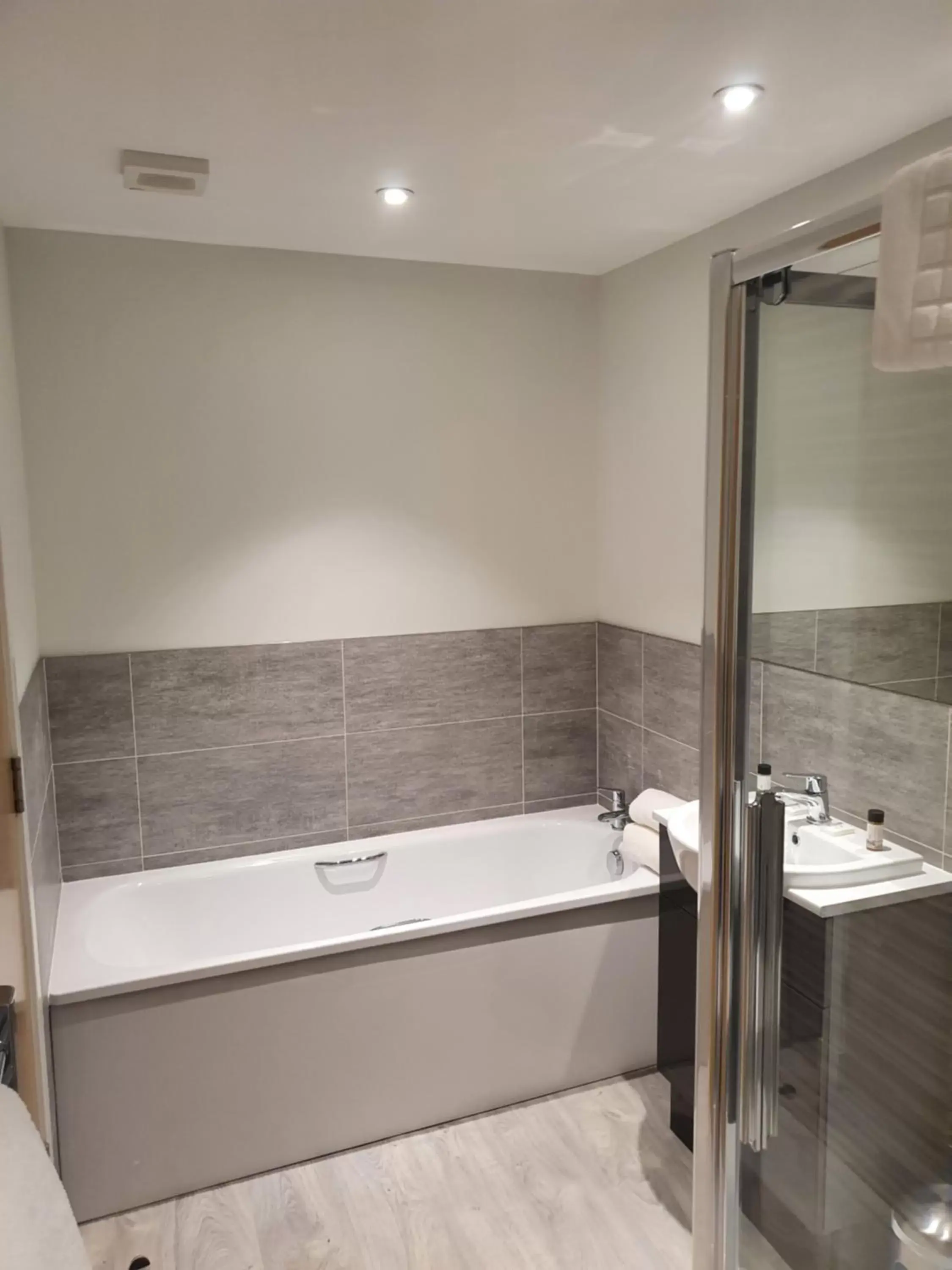 Bathroom in Sunninghill Hotel