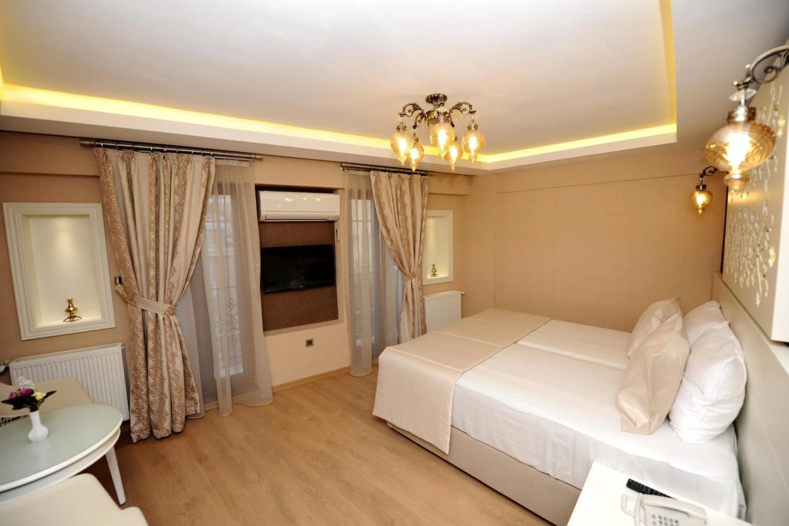 Photo of the whole room, Bed in Rooms Inn Taxim