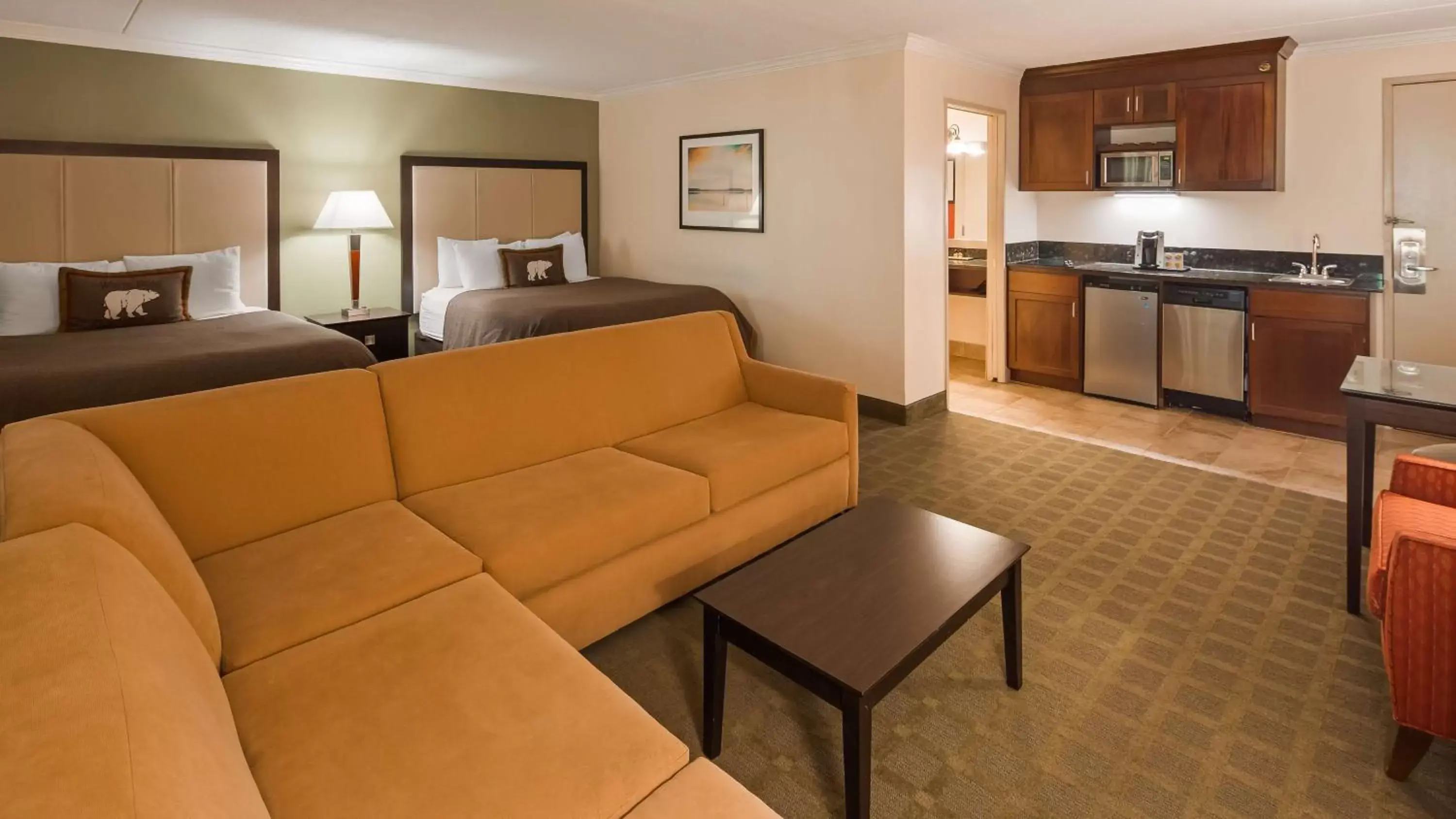 Kitchen or kitchenette, Seating Area in Best Western Plus White Bear Country Inn