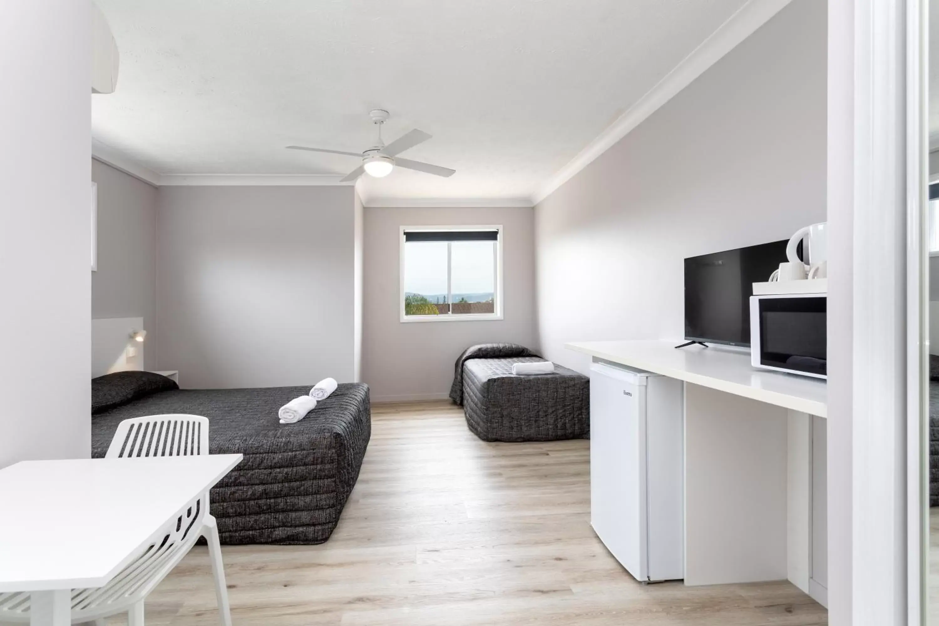 Bed, TV/Entertainment Center in Burleigh Gold Coast Motel