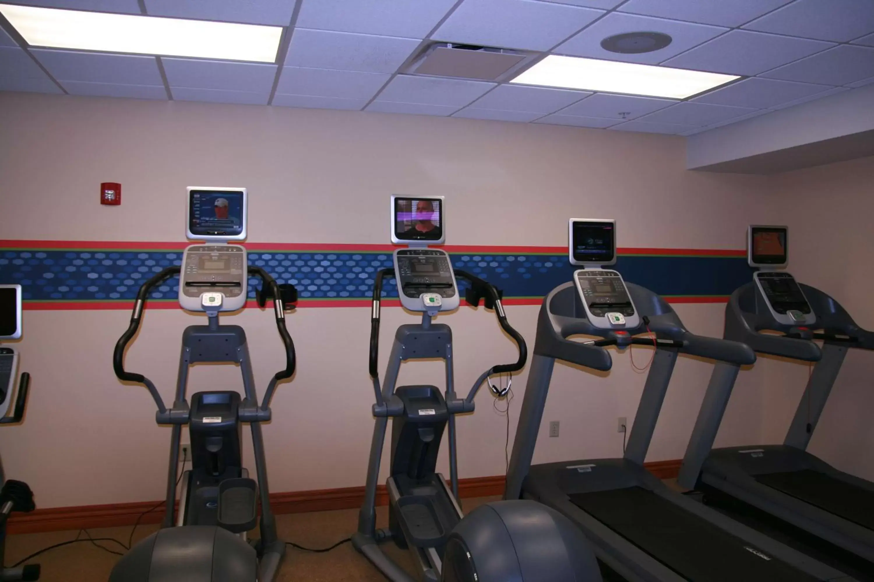 Fitness centre/facilities, Fitness Center/Facilities in Newly Renovated Hampton Inn Omaha West Lakeside