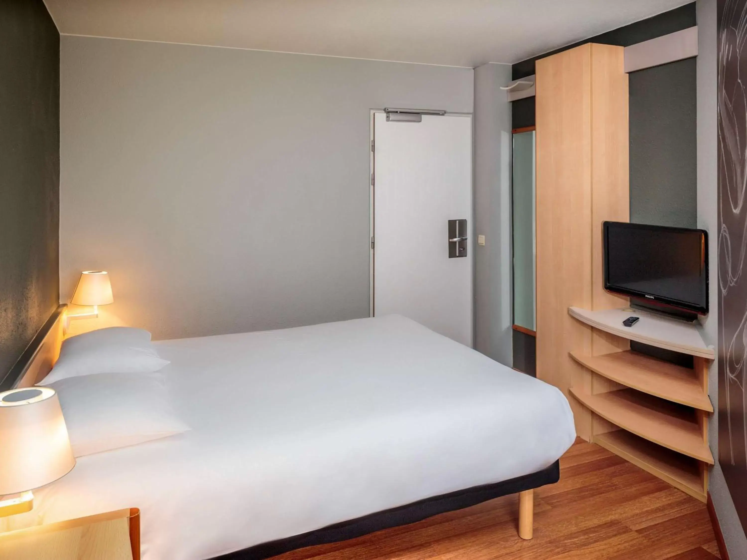 Photo of the whole room, TV/Entertainment Center in Ibis Brussels City Centre