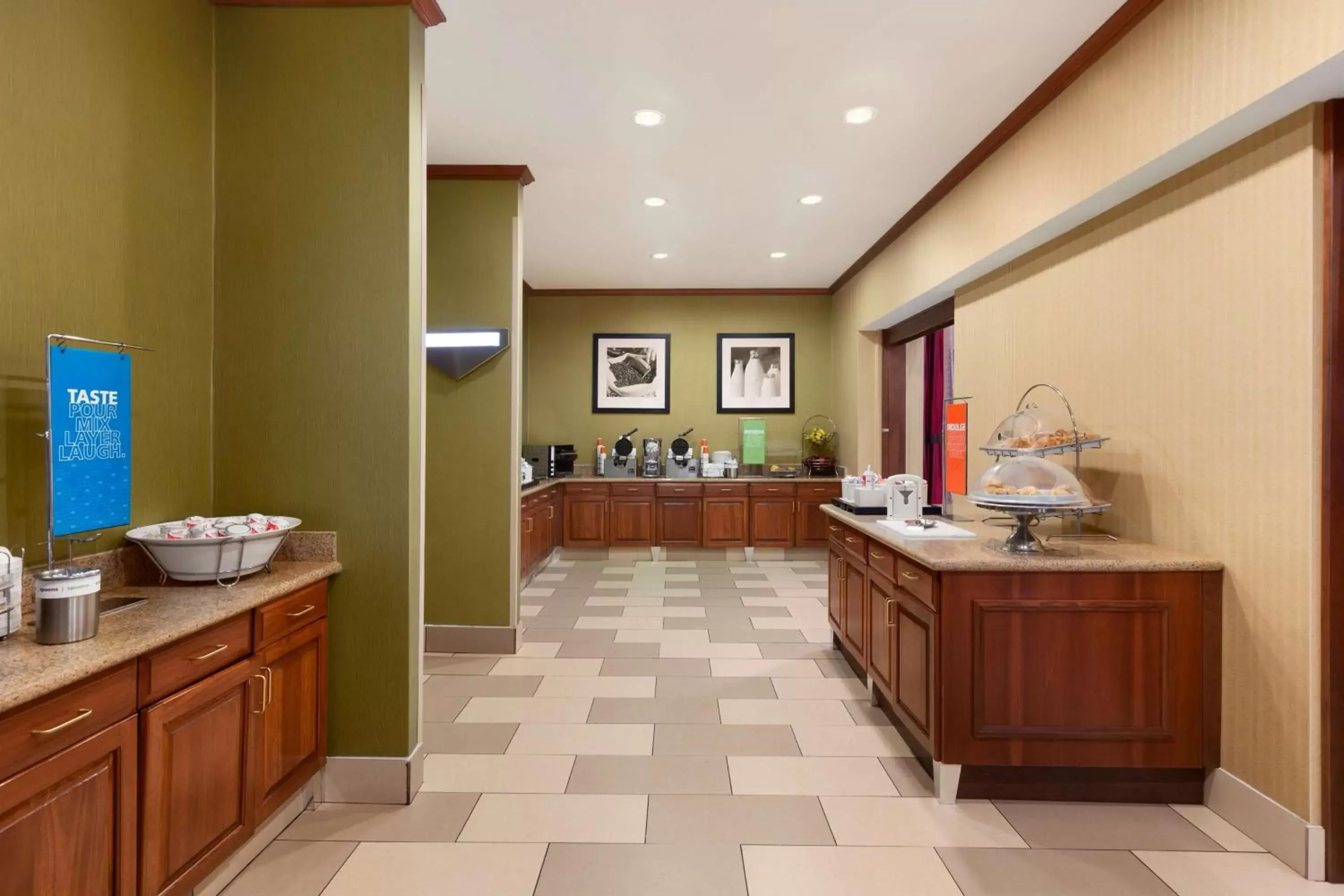 Dining area in Hampton Inn & Suites Williamsburg Historic District