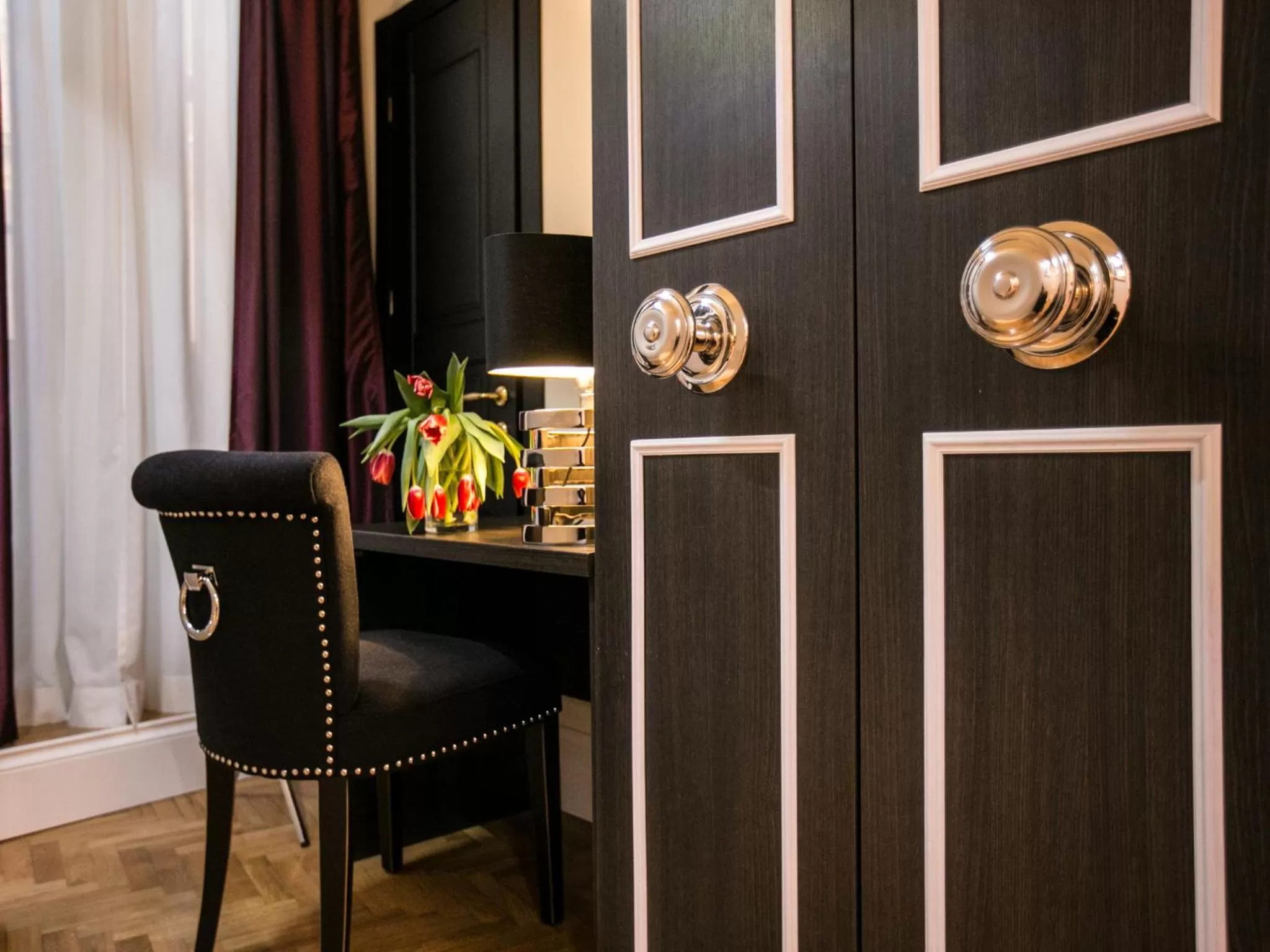 Decorative detail in Minerva Relais