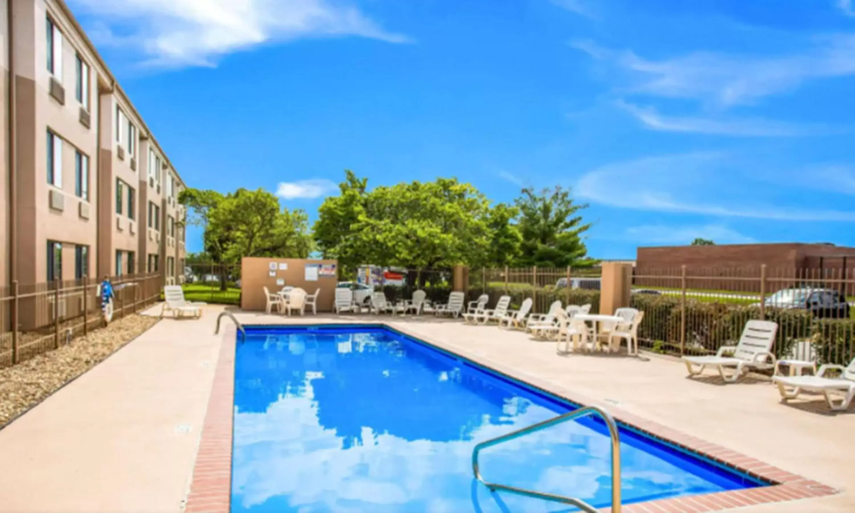 , Swimming Pool in Sleep Inn Kansas City International Airport