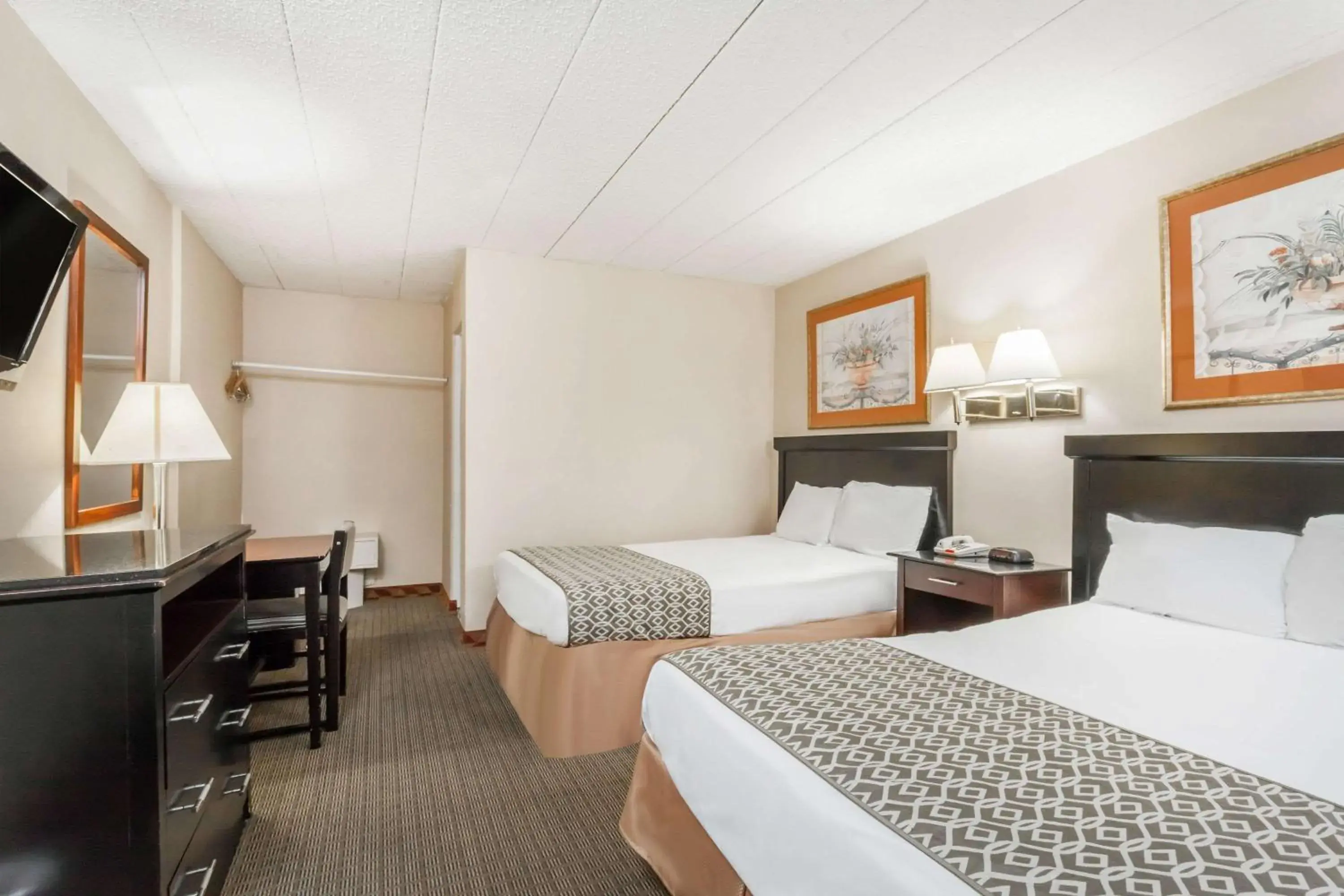 Photo of the whole room, Bed in Atlantic Motor Inn Near Boardwalk