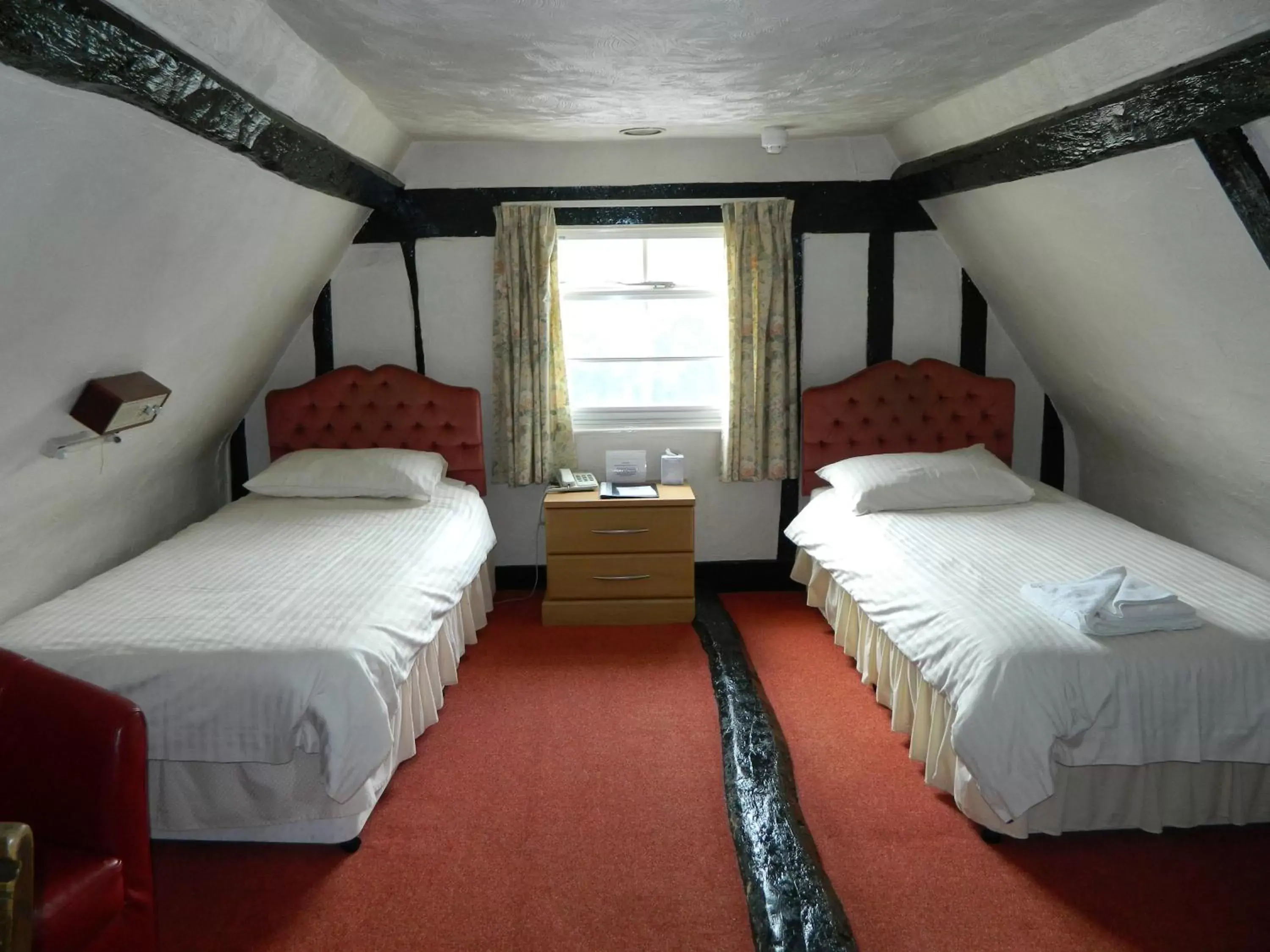 Photo of the whole room, Bed in The Cedars Hotel
