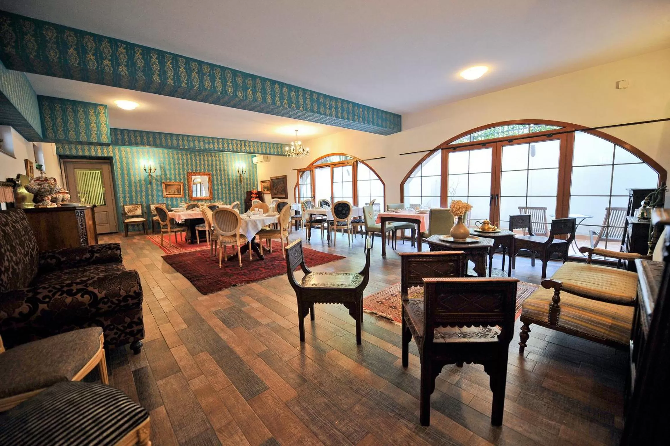 Restaurant/places to eat in MICHELE Hotel