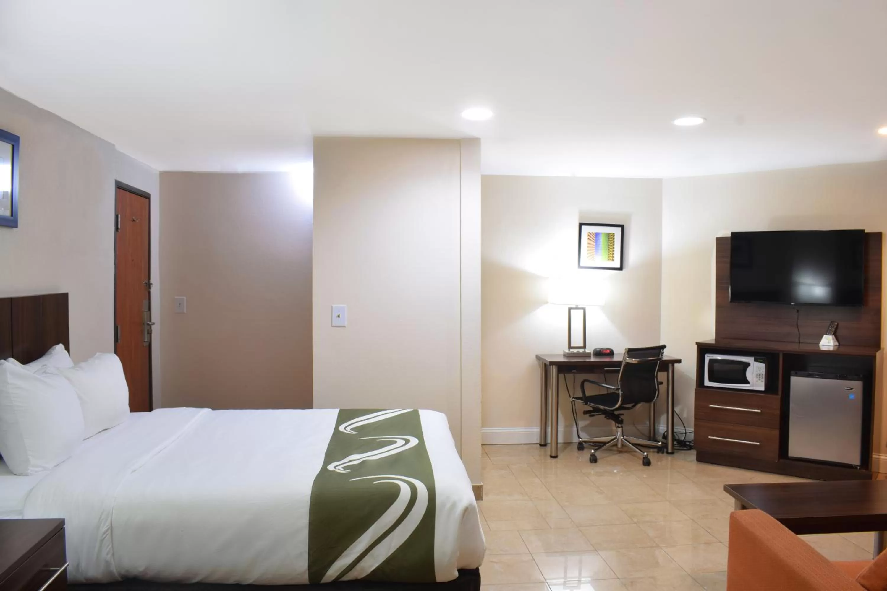 Queen Room - Non-Smoking in Quality Inn & Suites Middletown - Newport