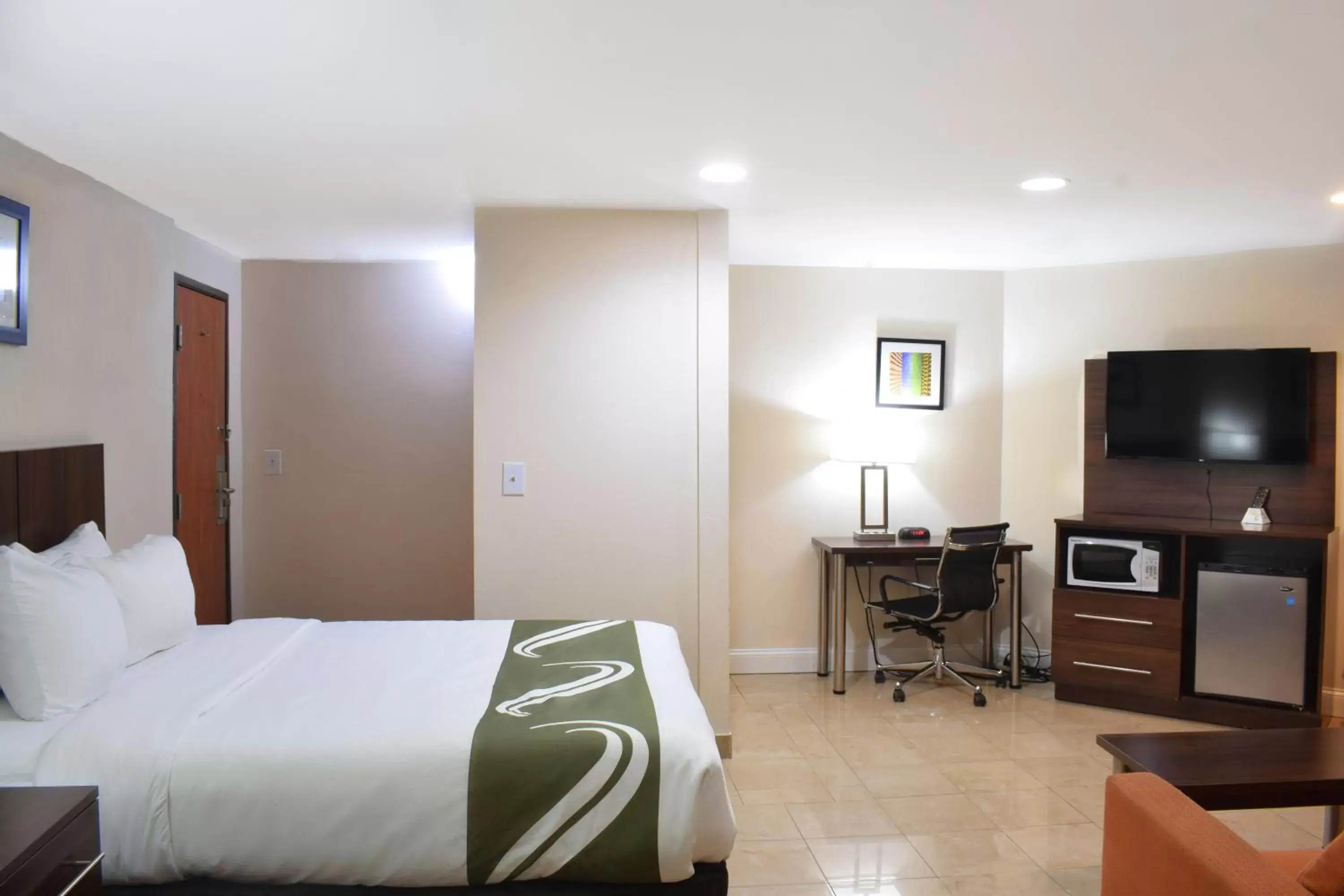 Queen Room - Non-Smoking in Quality Inn & Suites Middletown - Newport Queen Room - Non-Smoking in Quality Inn & Suites Middletown - Newport