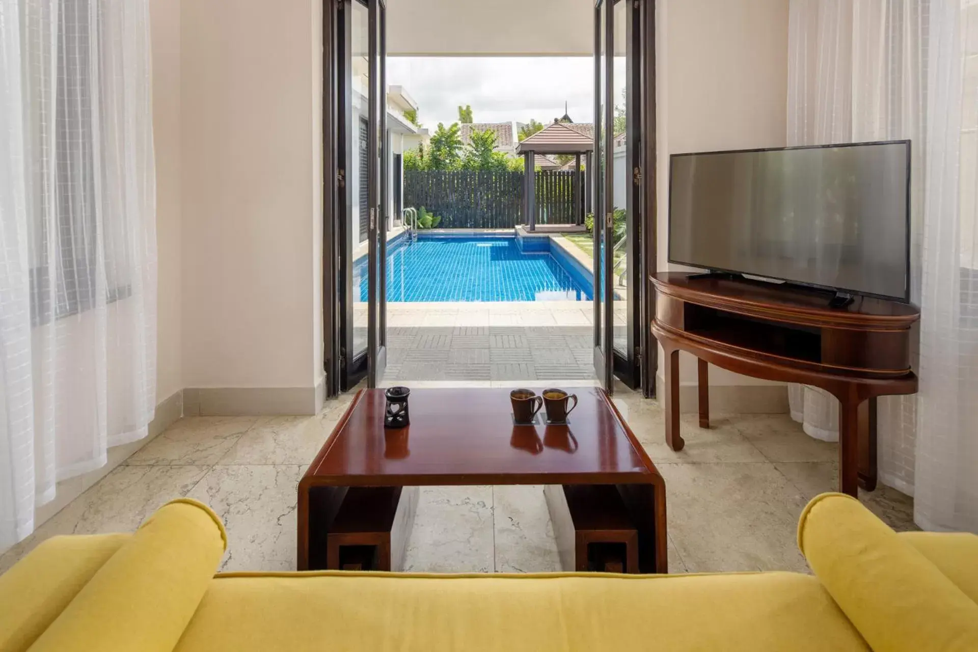 Living room, Pool View in Pullman Sanya Yalong Bay Villas & Resort