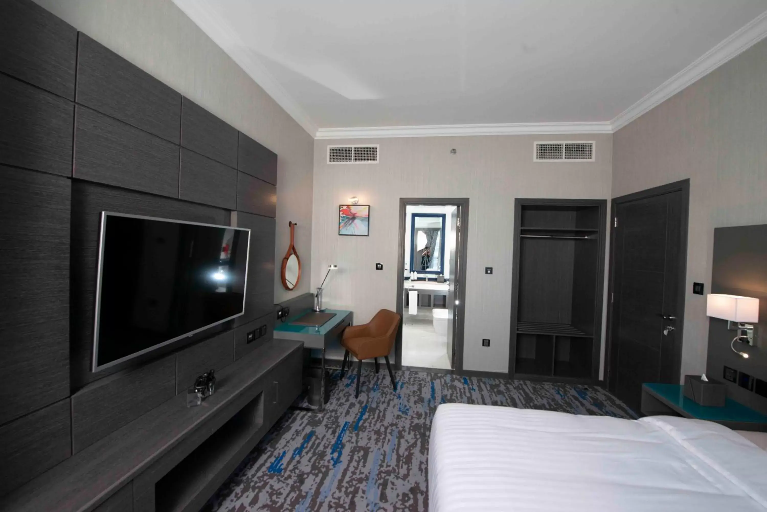 Bed, TV/Entertainment Center in Edge Creekside Hotel