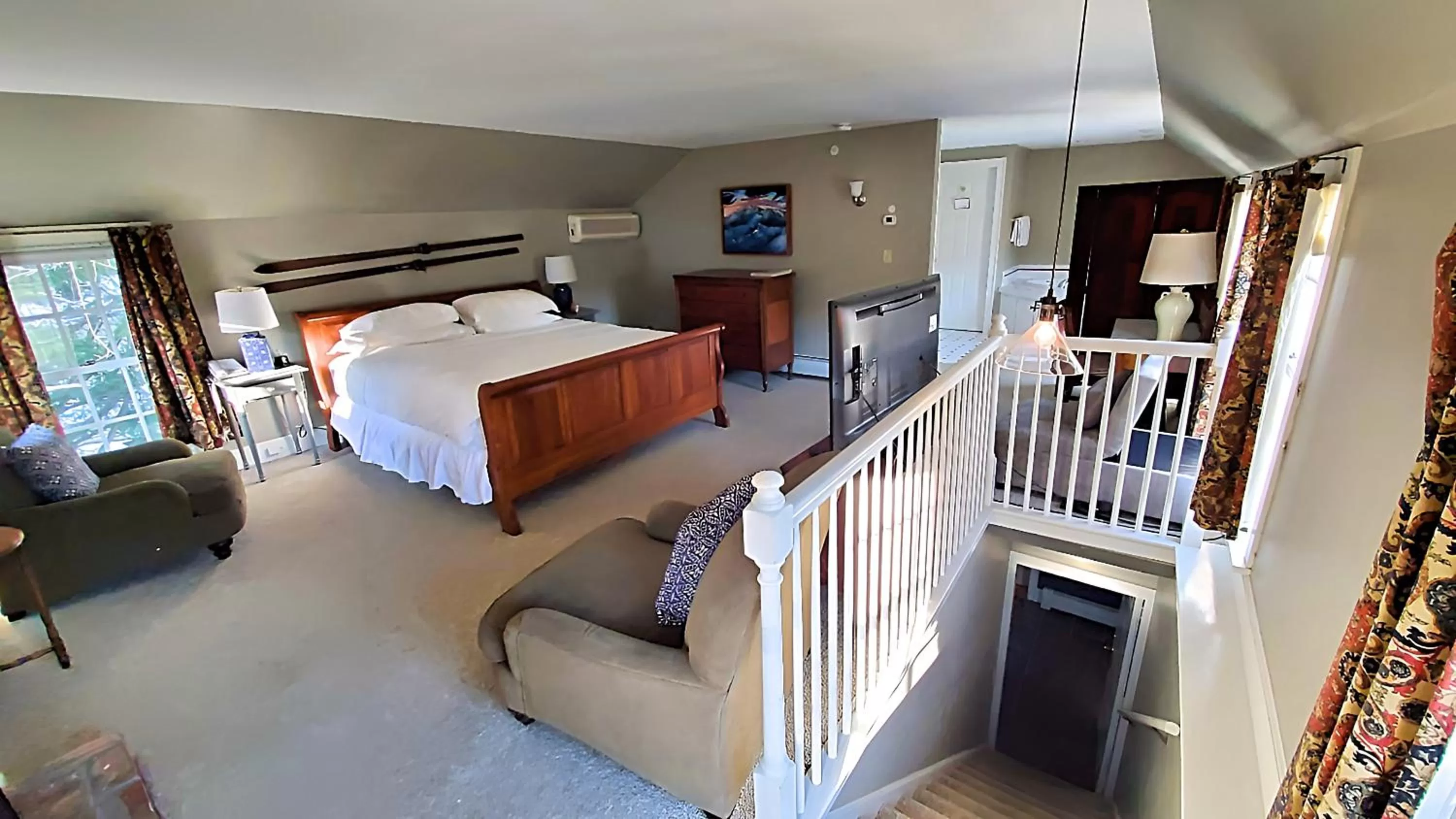 Photo of the whole room in Four Columns Inn