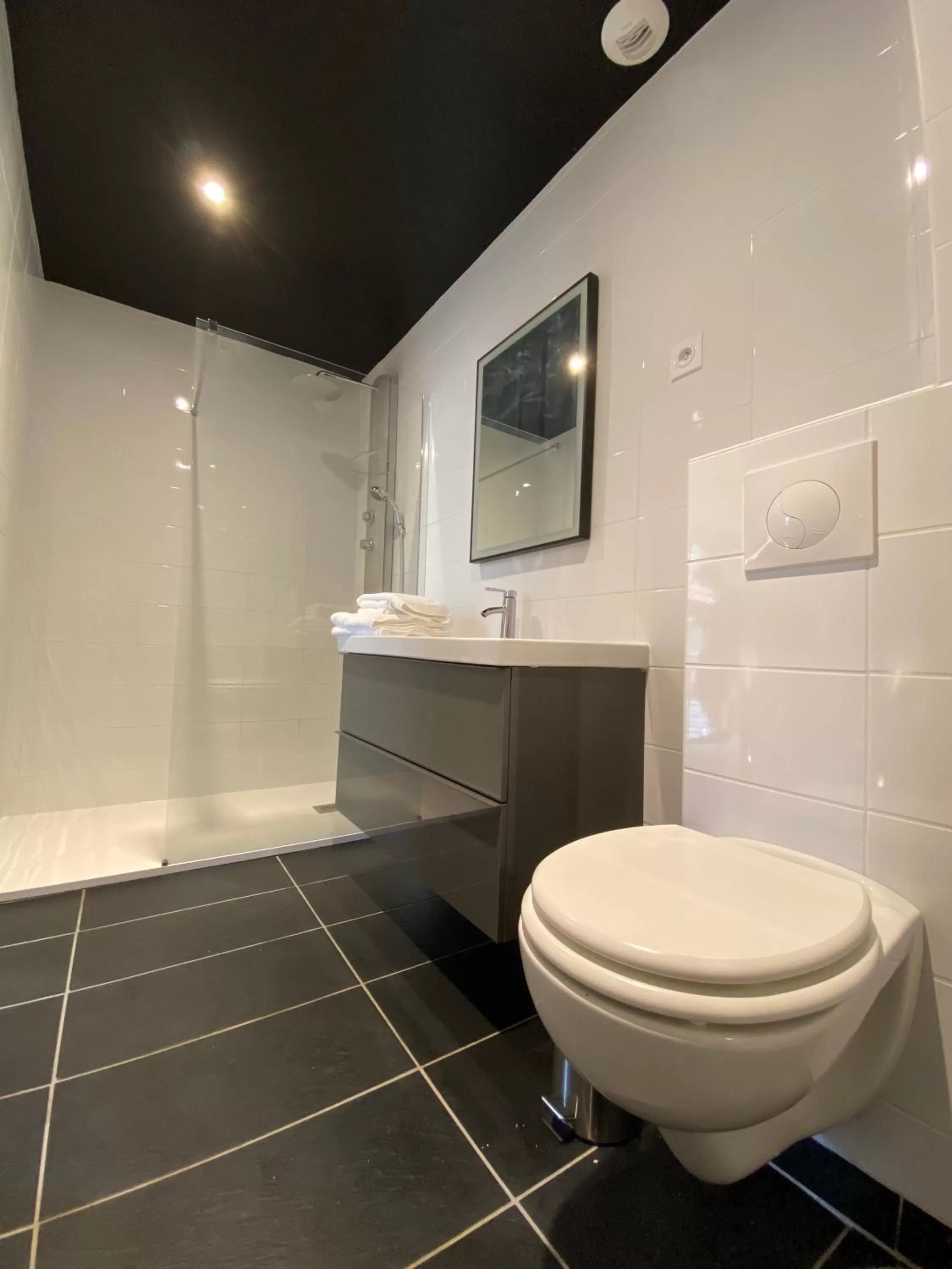 Shower in Mayrena Hotel Restaurant