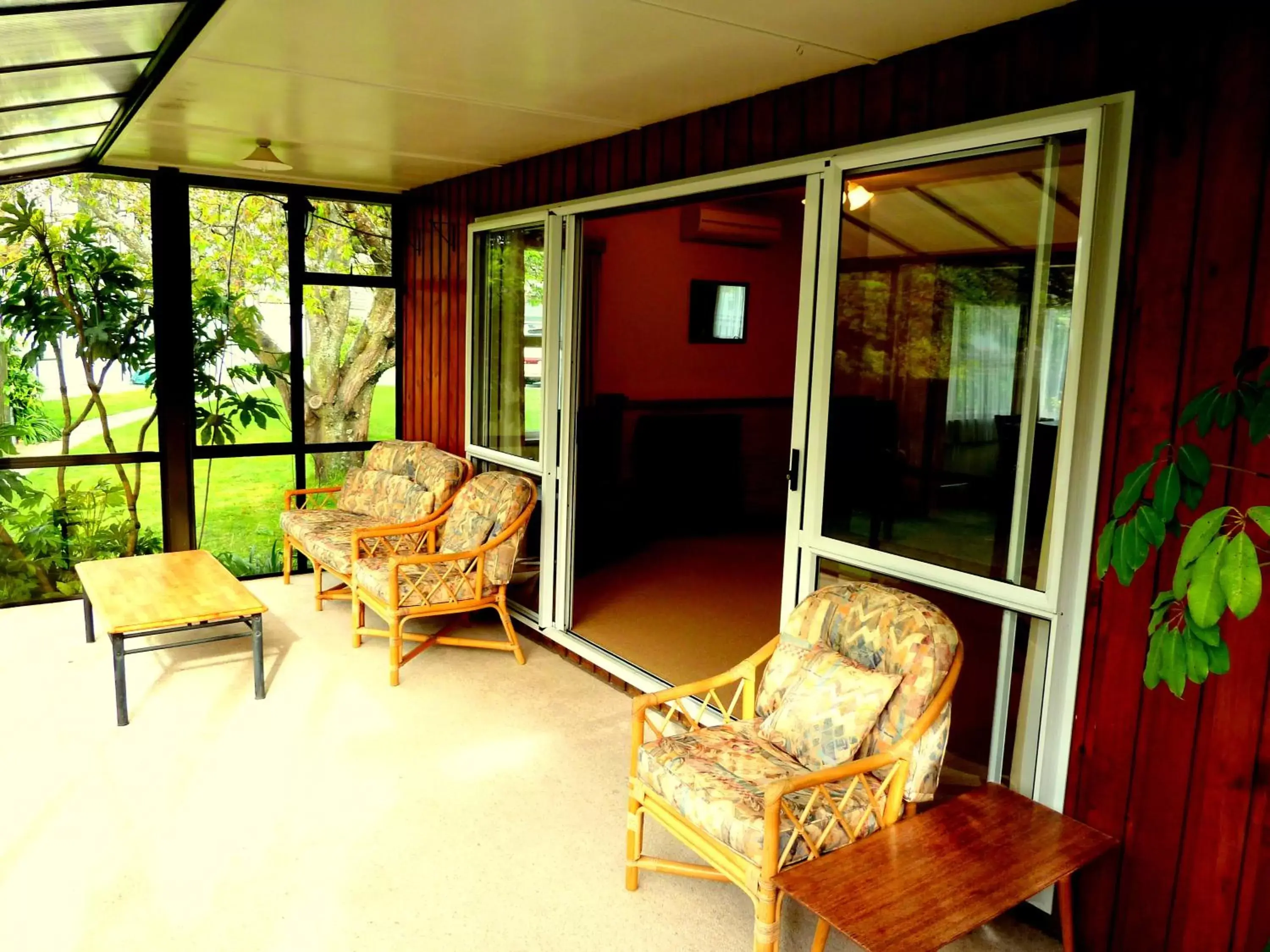 Balcony/Terrace, Seating Area in Tudor Lodge Motel