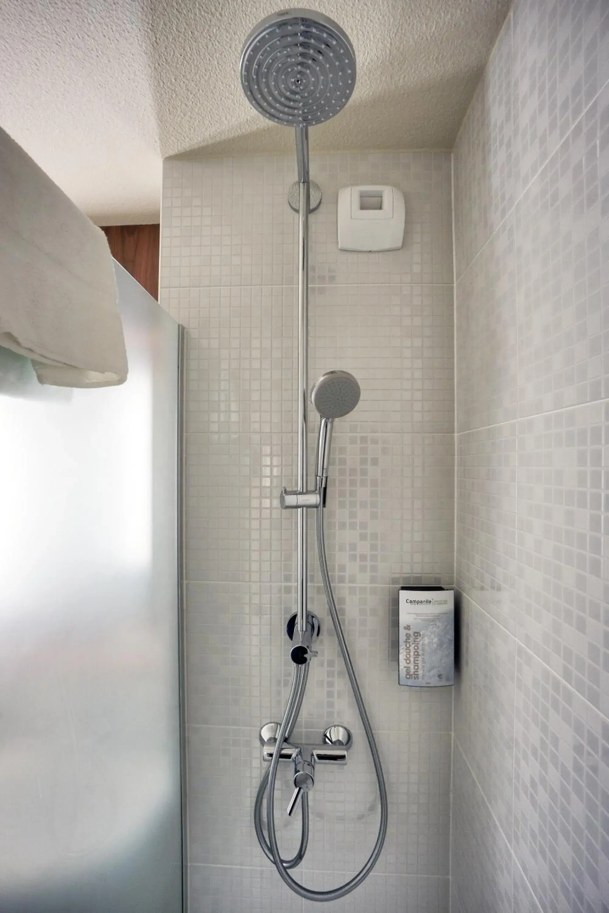 Shower, Bathroom in Campanile Paris Ouest - Chaville
