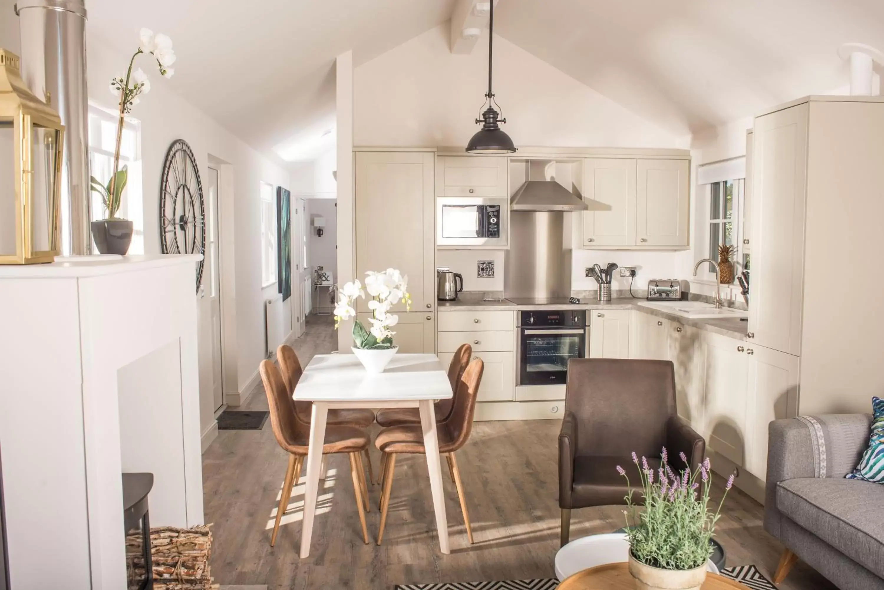 Kitchen or kitchenette, Dining Area in The Bay Colwell