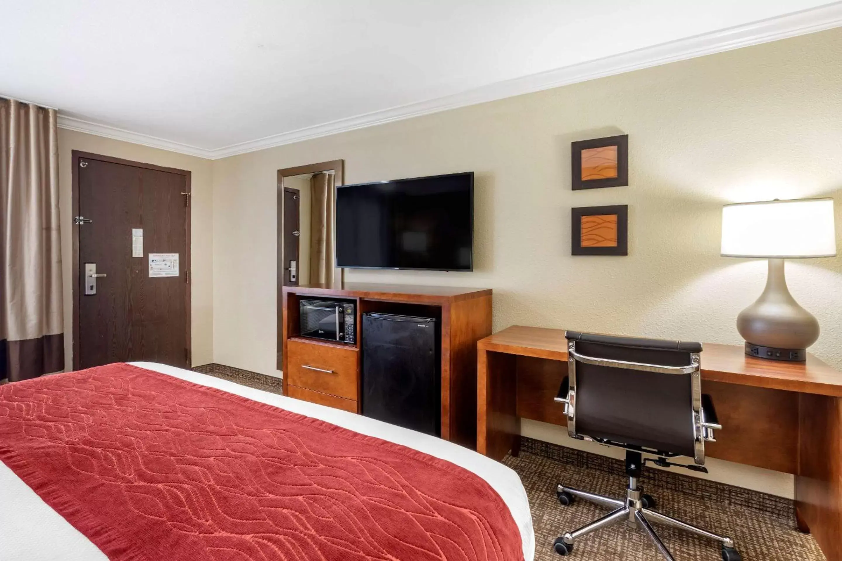 Photo of the whole room, Bed in Comfort Inn Near Old Town Pasadena in Eagle Rock
