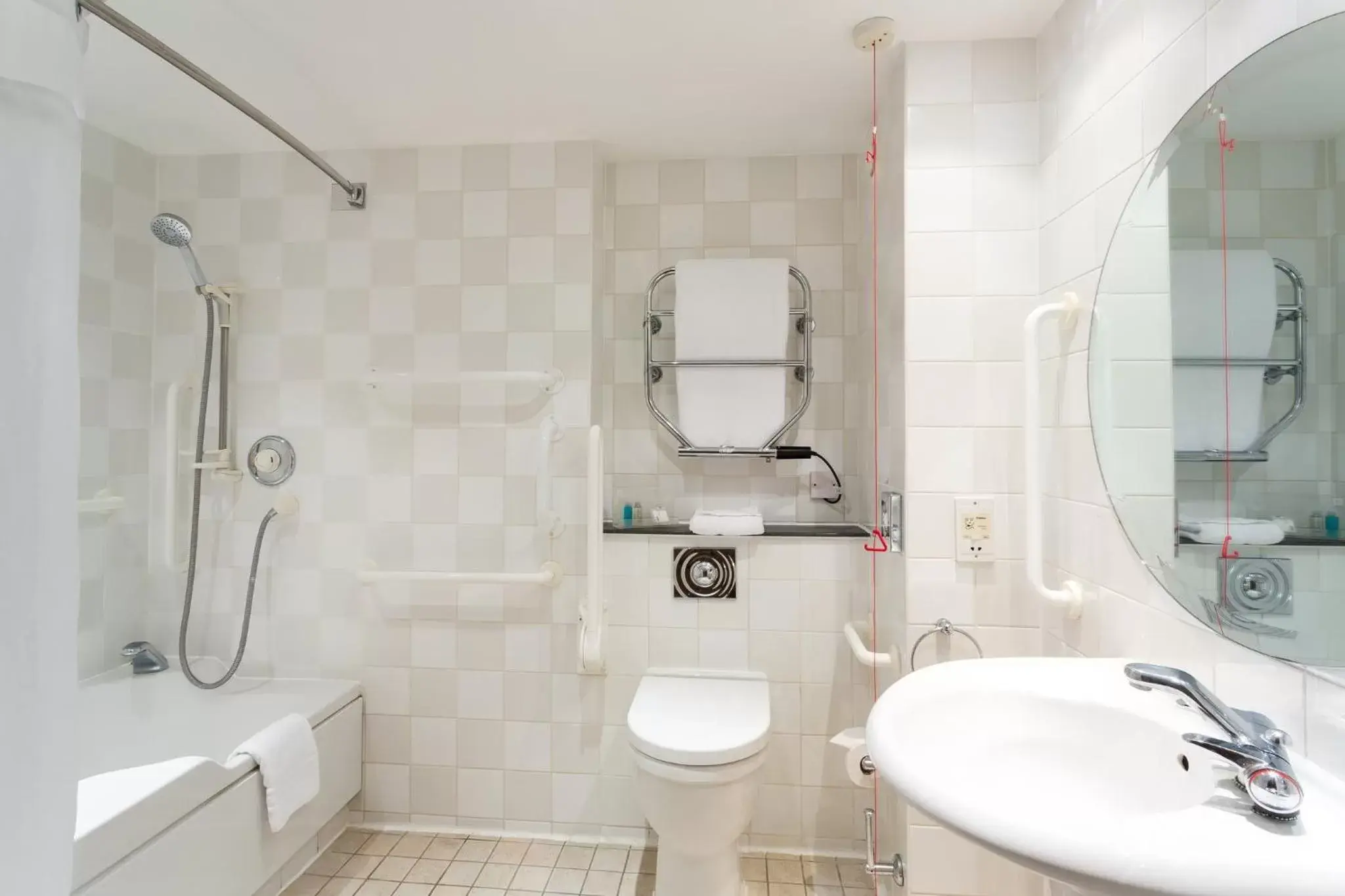Photo of the whole room, Bathroom in Holiday Inn Cambridge, an IHG Hotel
