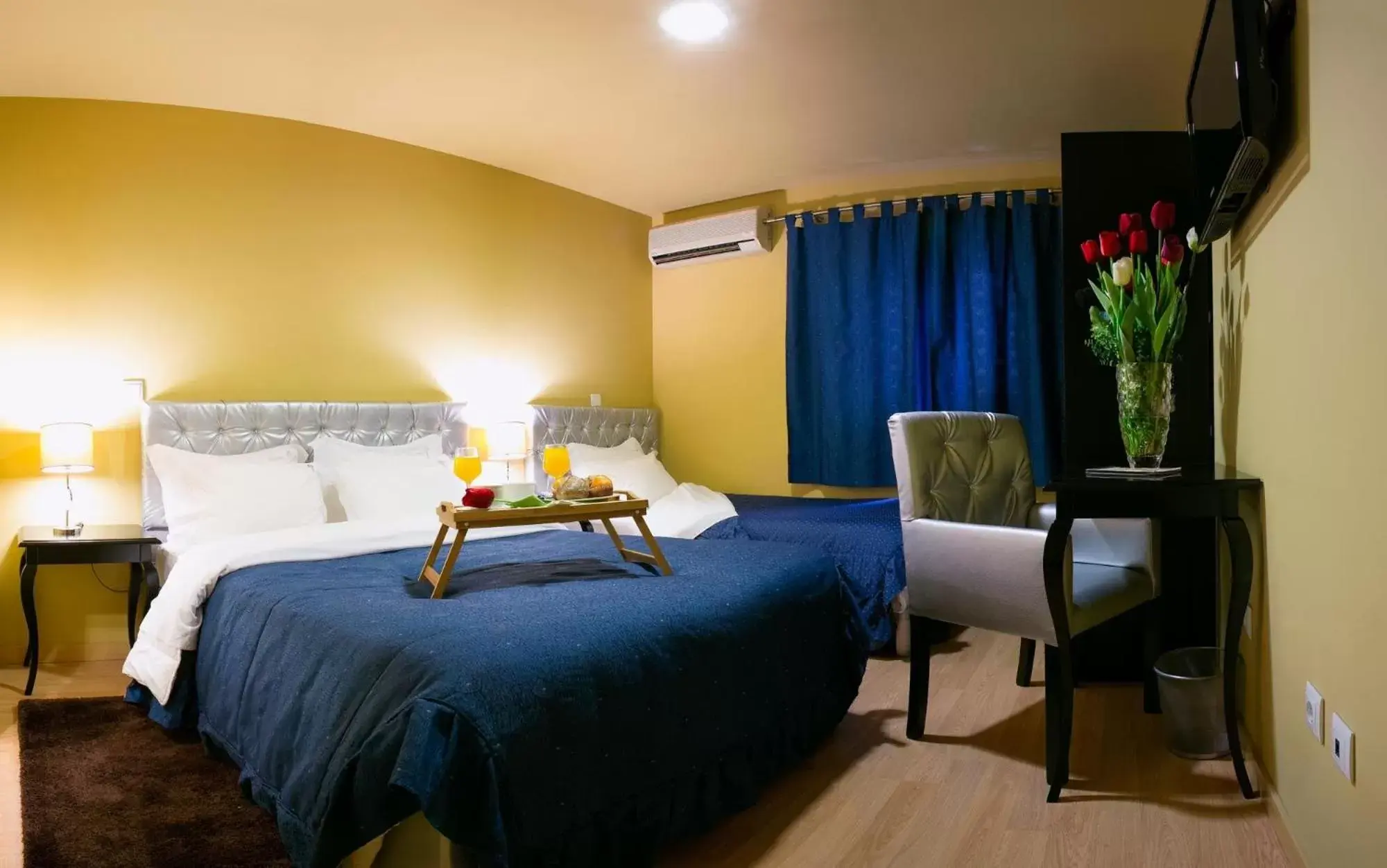 Triple Room (1 Double Bed + 1 Single Bed) in Hotel Tulipa