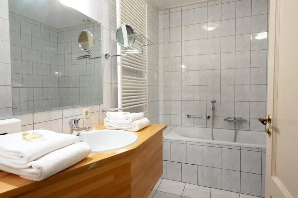 Shower, Bathroom in Hotel de Watermölle