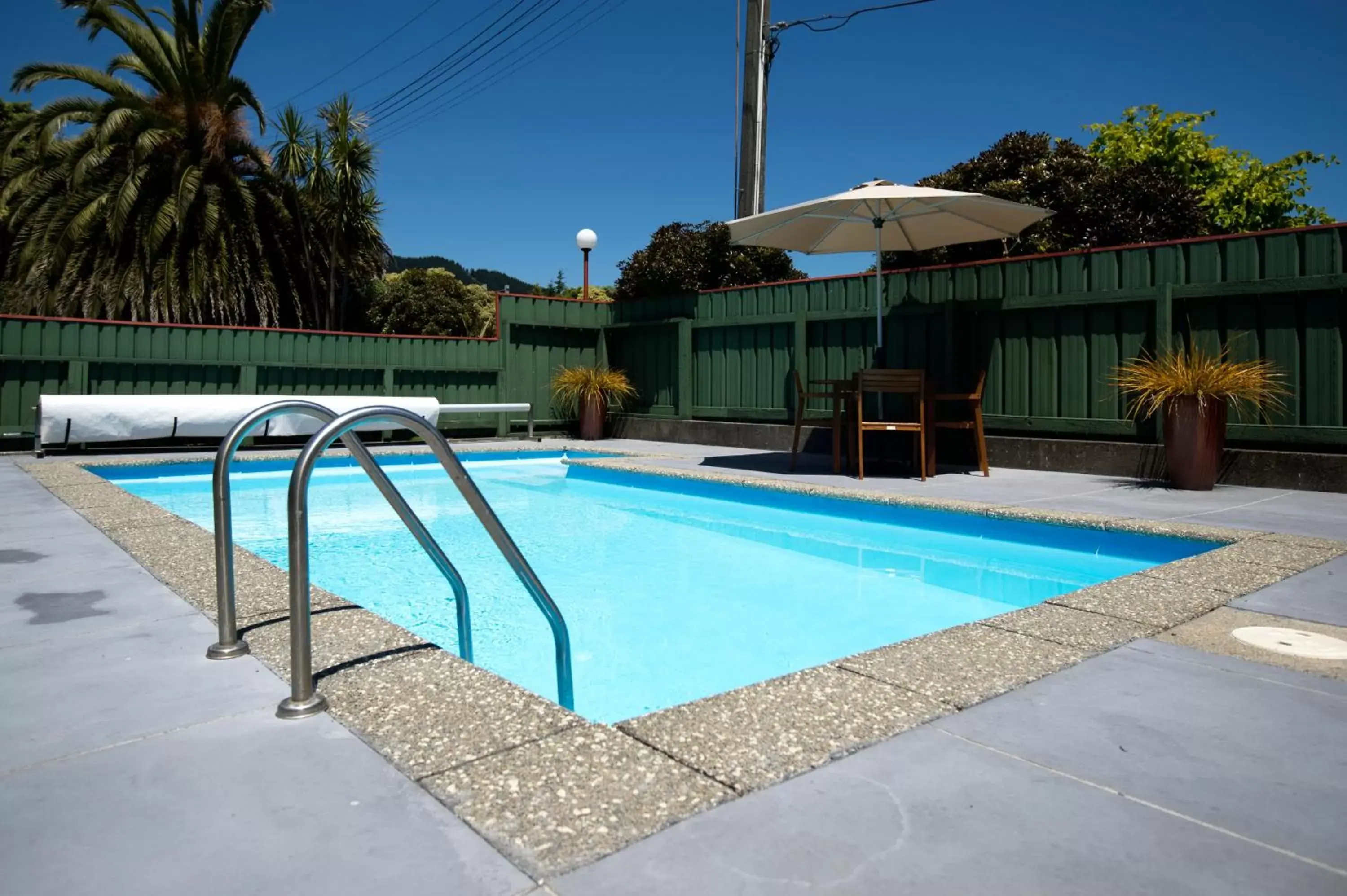 Swimming Pool in Kapiti Gateway Motel