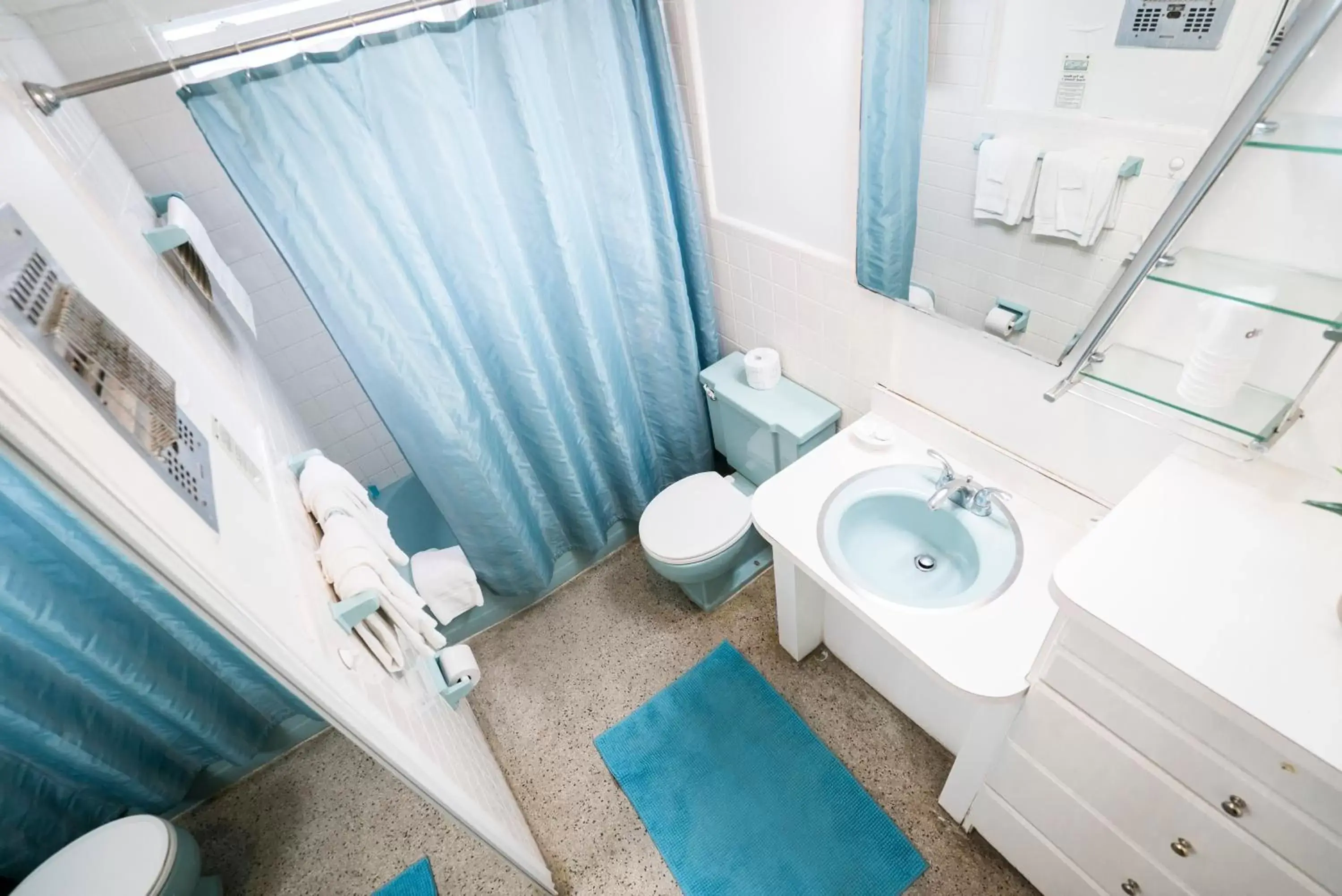 Shower, Bathroom in Ocean Inn