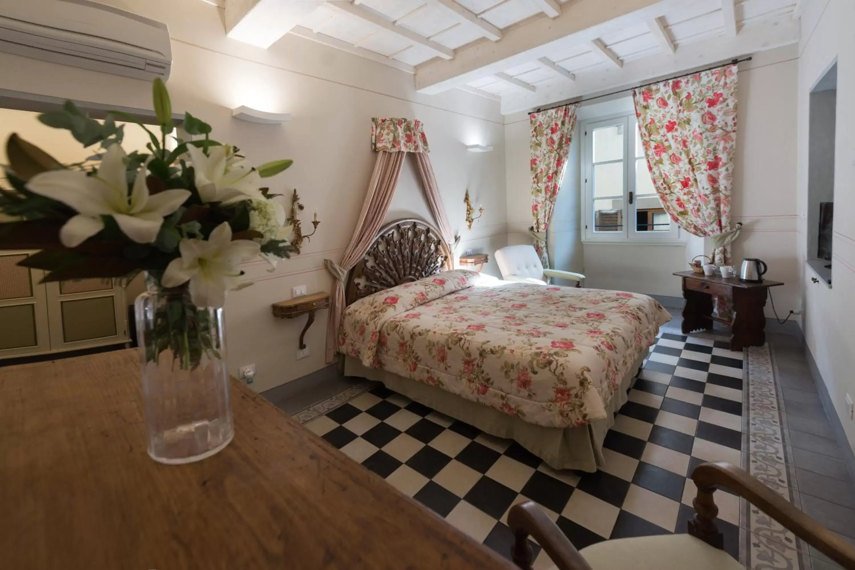 Photo of the whole room, Bed in Corte dei Neri Residenza d'Epoca