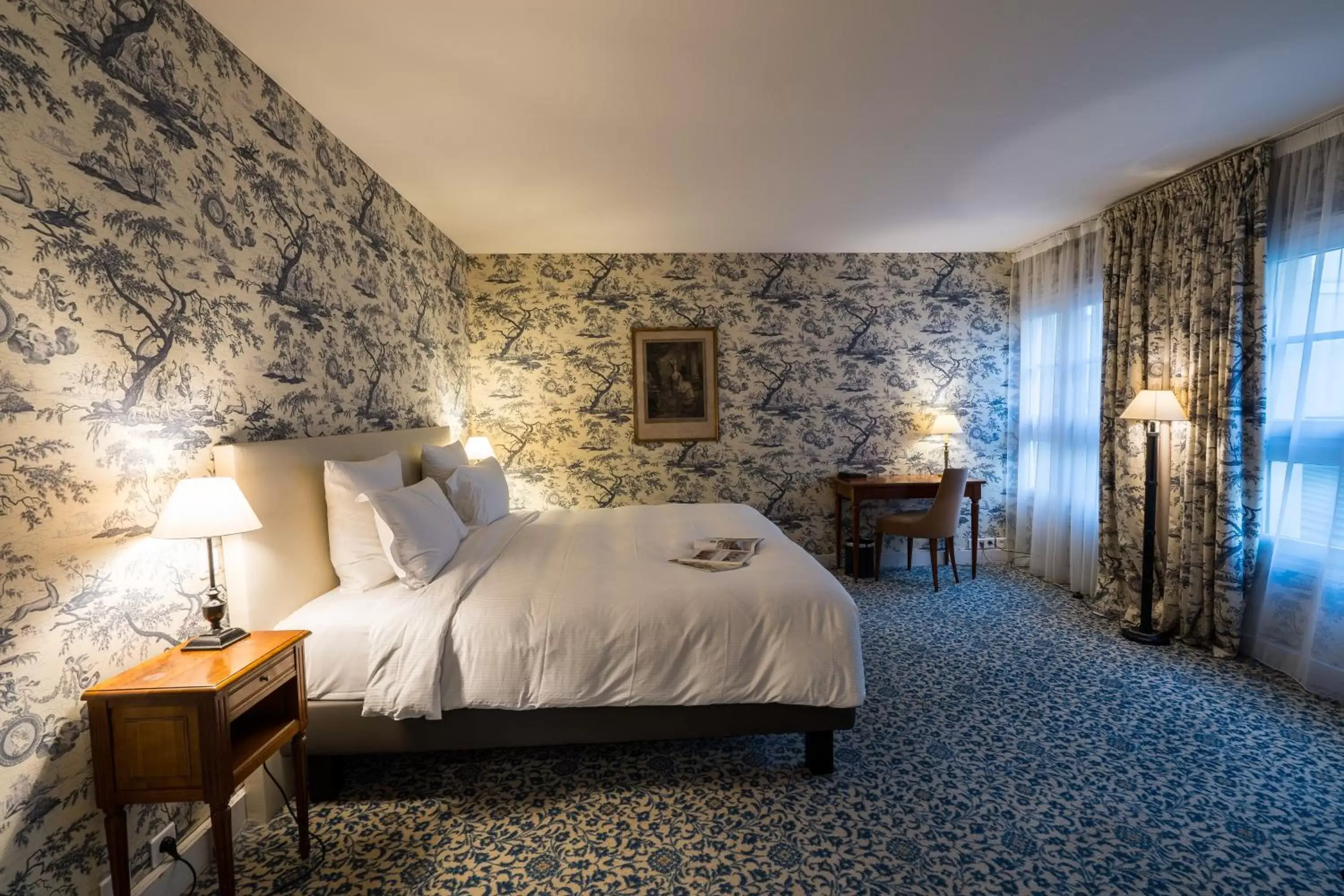 Photo of the whole room, Bed in Aigle Noir Fontainebleau MGallery
