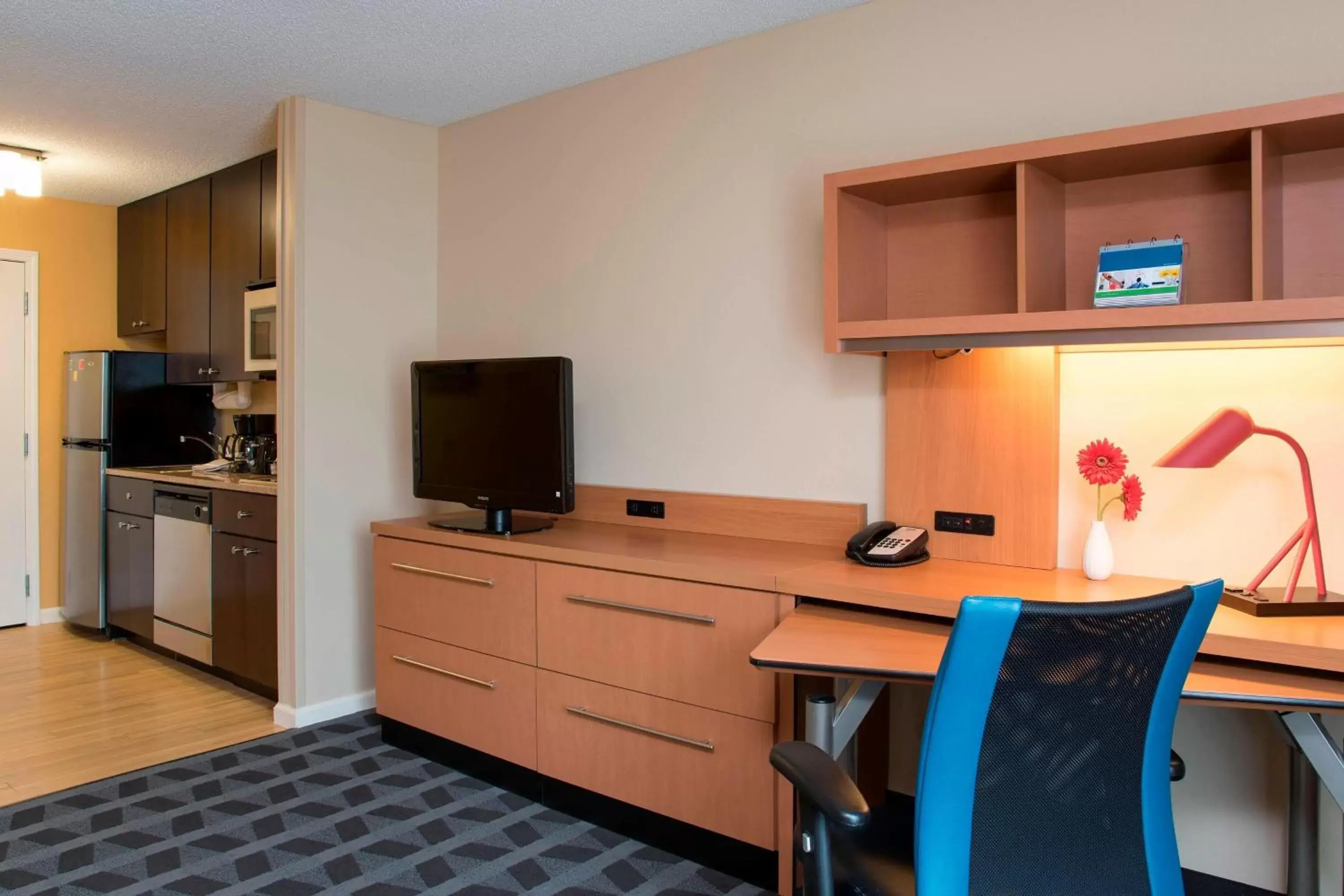 Bedroom, TV/Entertainment Center in TownePlace Suites by Marriott Kalamazoo