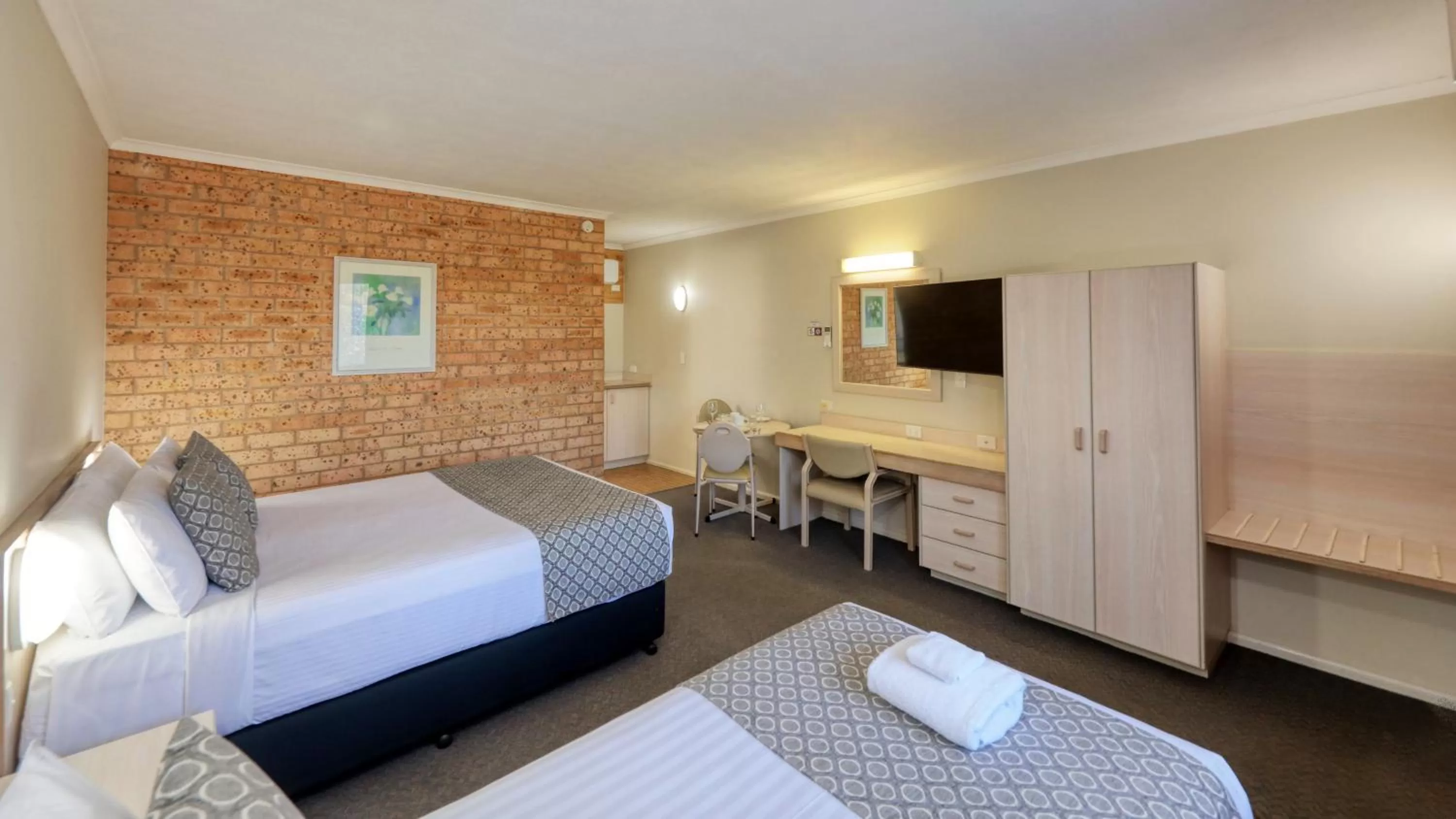 wardrobe, Bed in Blue Diamond Motor Inn