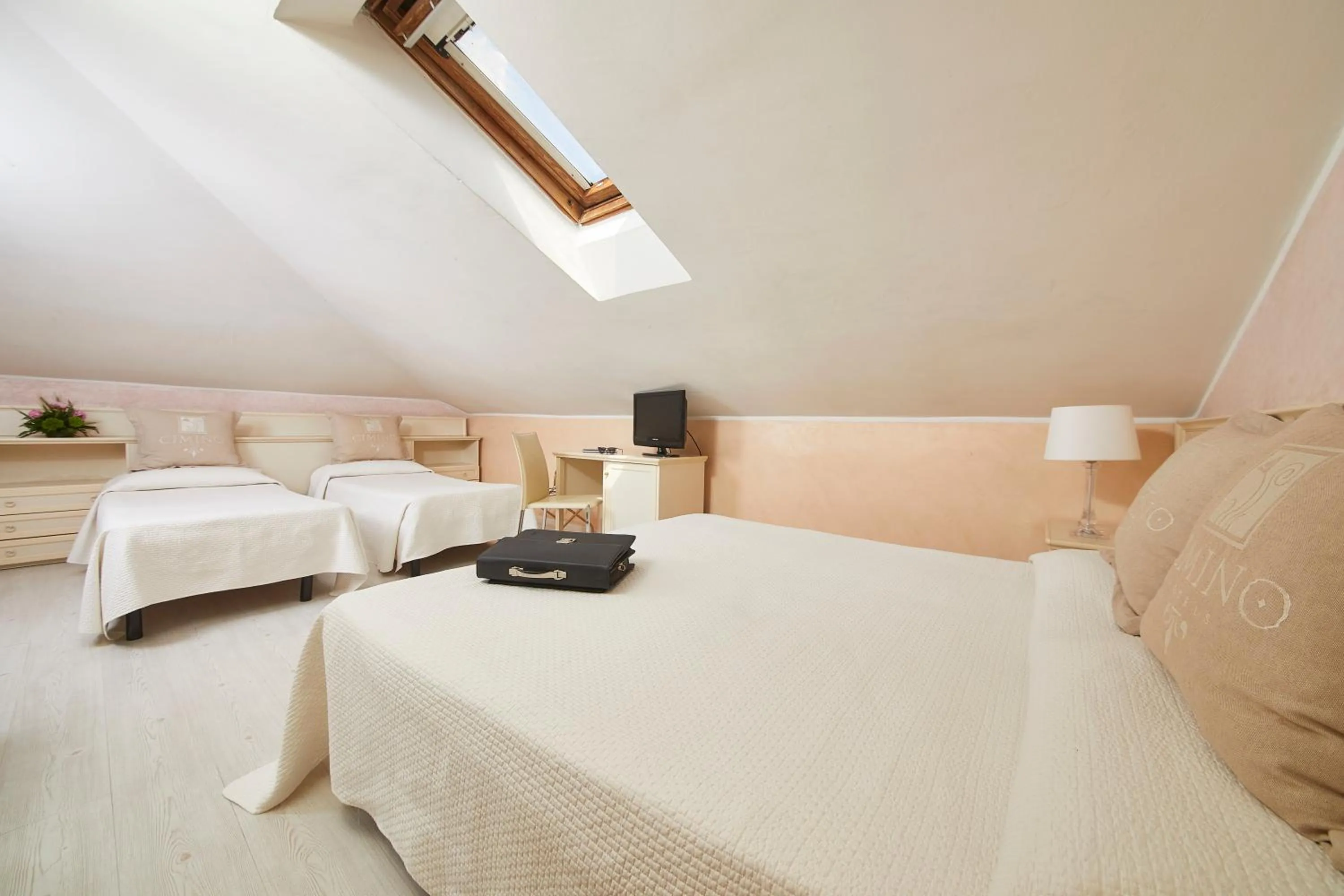 Photo of the whole room, Bed in Hotel Vienna Ostenda e Ristorante il Danubio